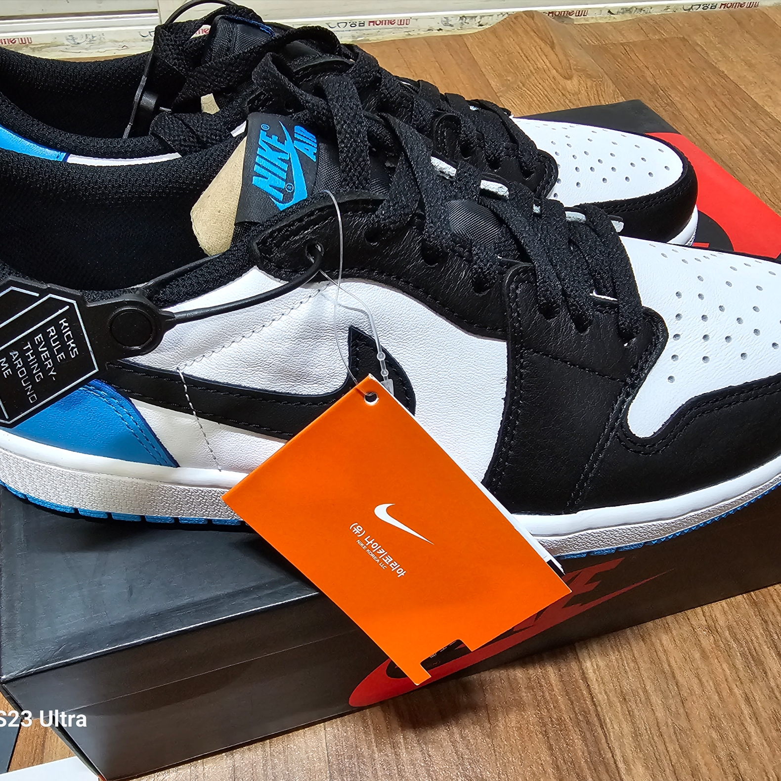 Jordan 1 Retro Low OG Black and Dark Powder Blue 착용 스타일