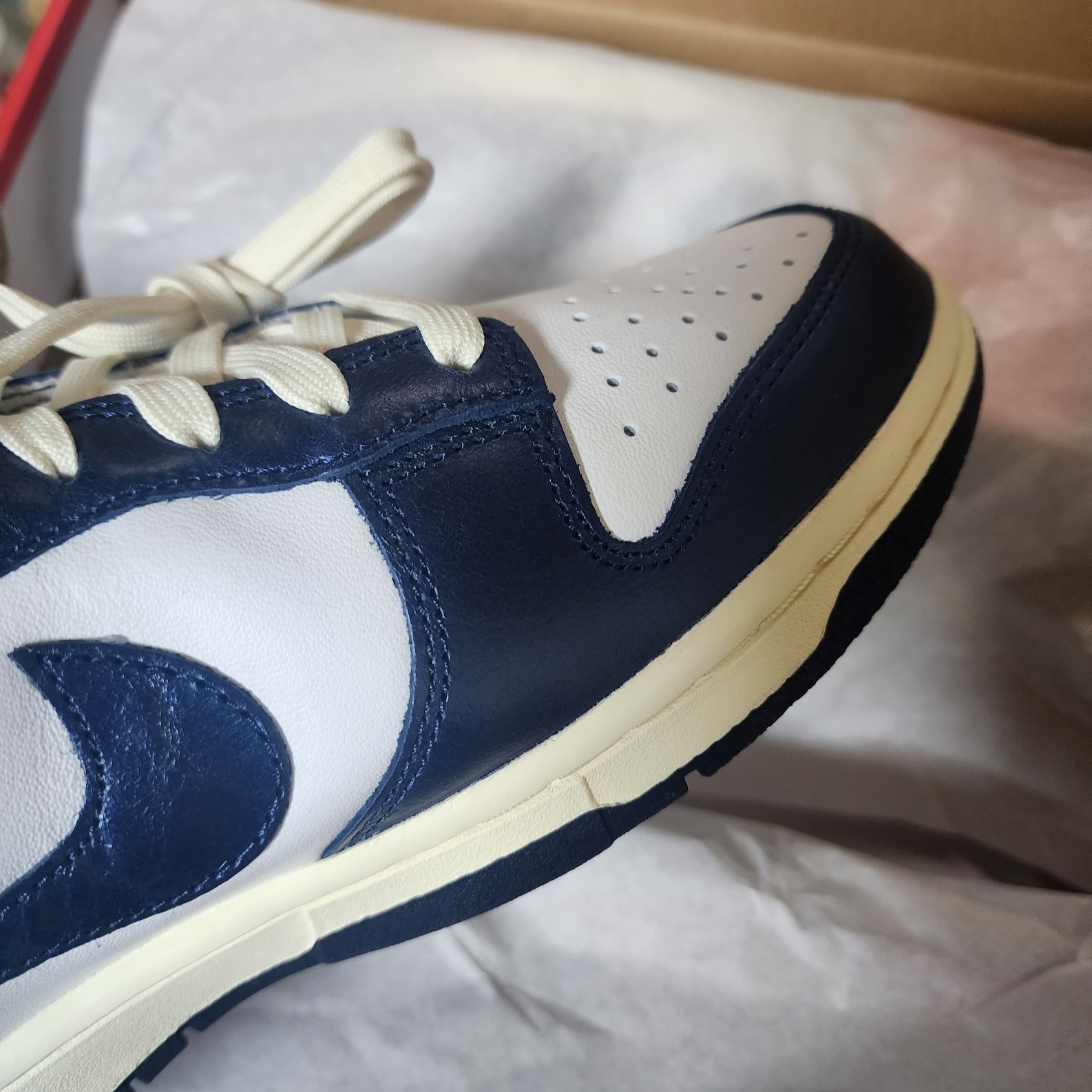 (W) Nike Dunk Low PRM Midnight Navy and White 착용 스타일 - 1