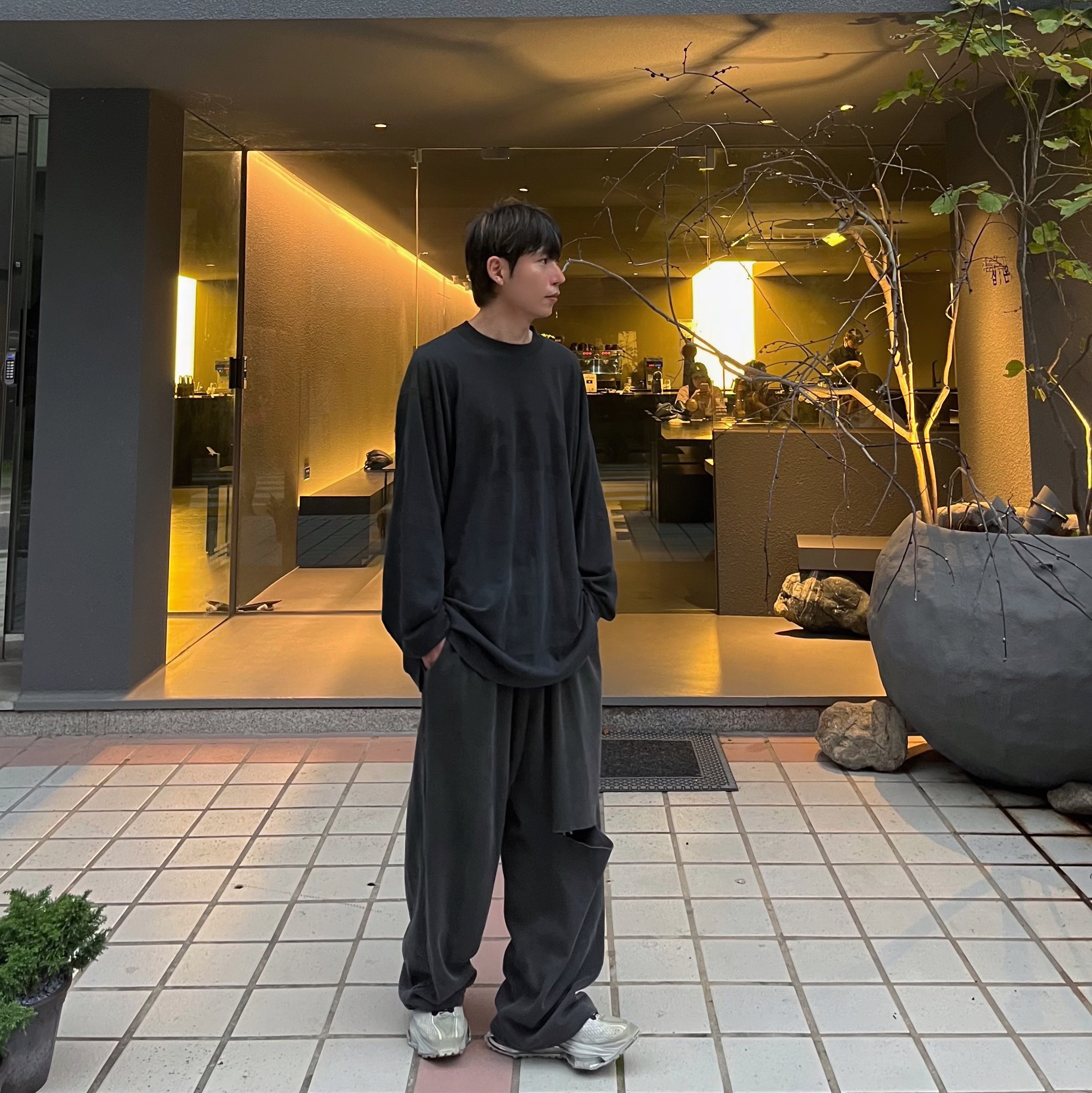 Yeezy Gap Engineered By Balenciaga Dove Long Sleeve T-Shirt Washed Black, Nike x Matthew M Williams Zoom 004 Stone 착용 스타일