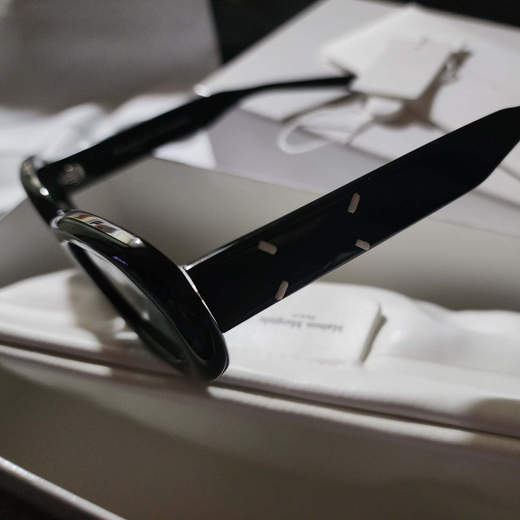 Gentle Monster x Maison Margiela MM004 Black Black 착용 스타일 - 3