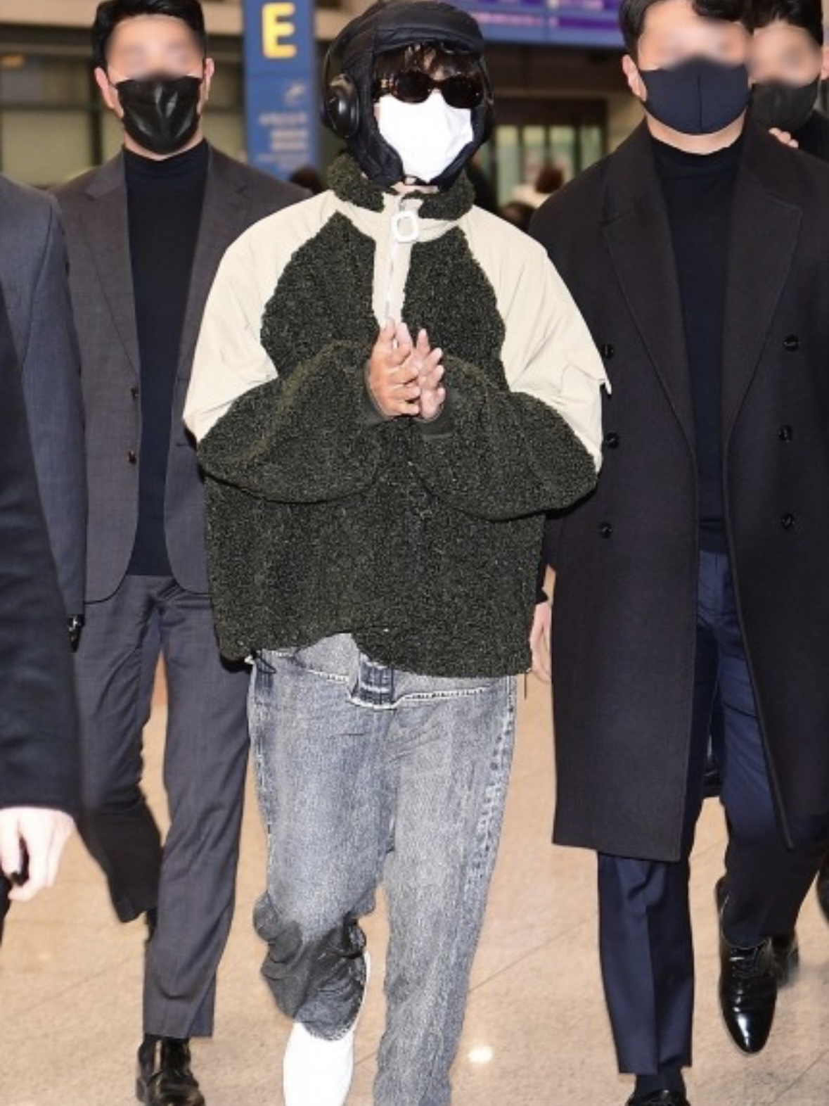(W) Celine Triomphe 01 Sunglasses in Acetate Blonde Havana, Diesel P-Fergy-A Pants Dark Grey 착용 스타일
