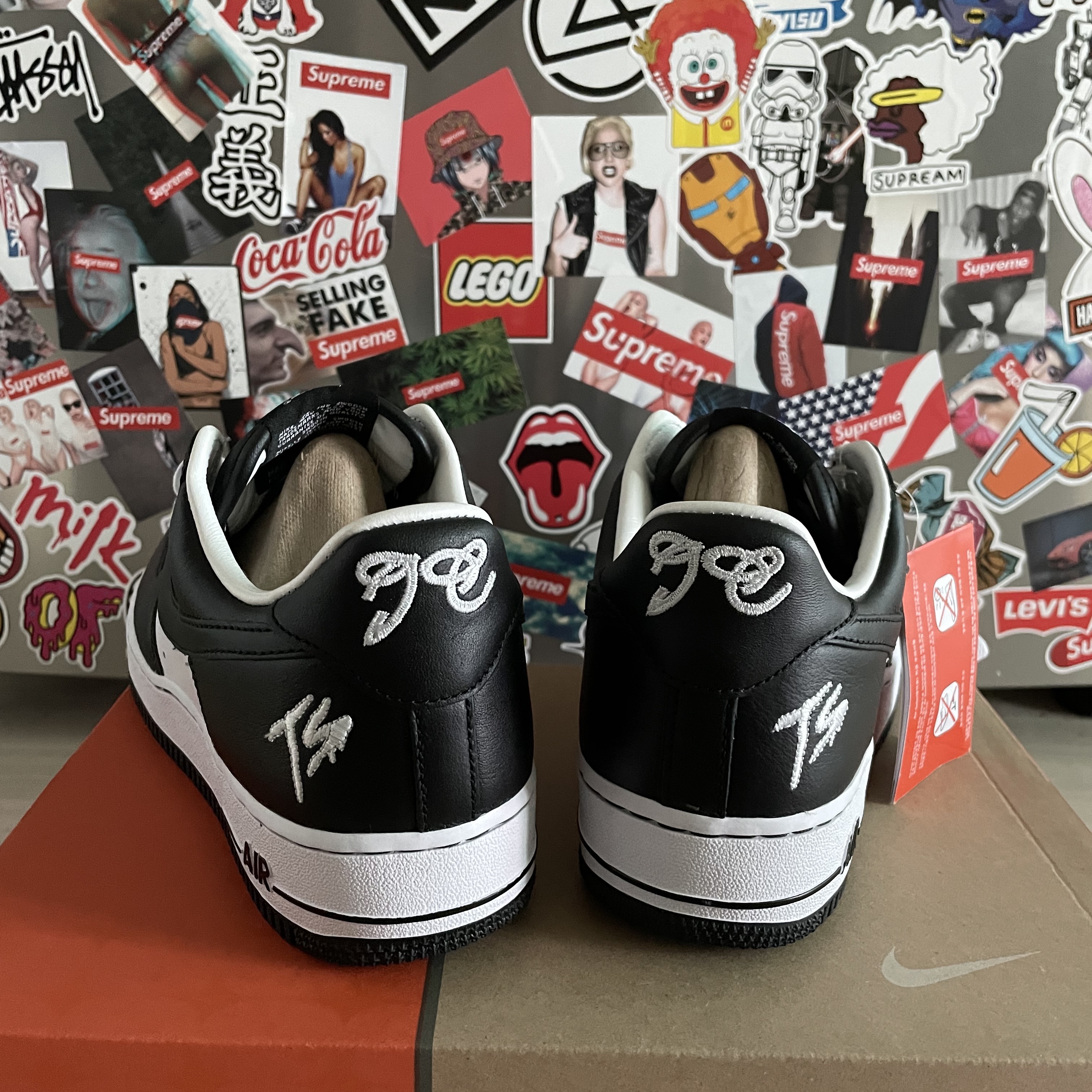 Nike x Terror Squad Air Force 1 Low QS Blackout 착용 스타일 - 2