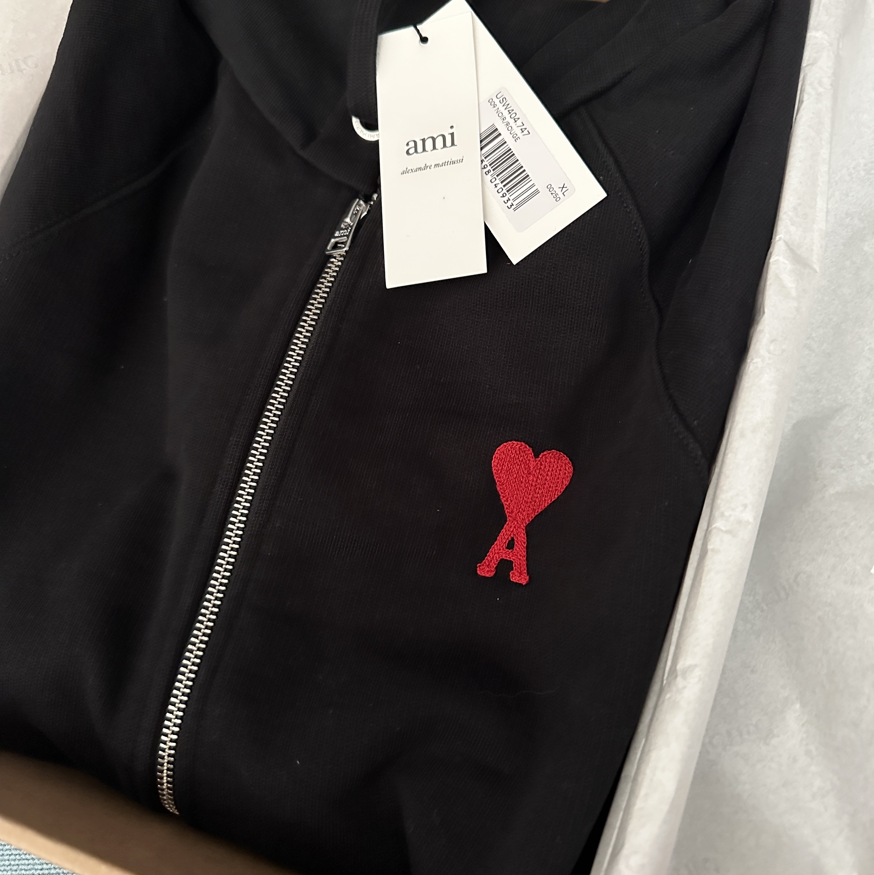 AMI de Coeur Zipped Hoodie Black 착용 스타일 - 3