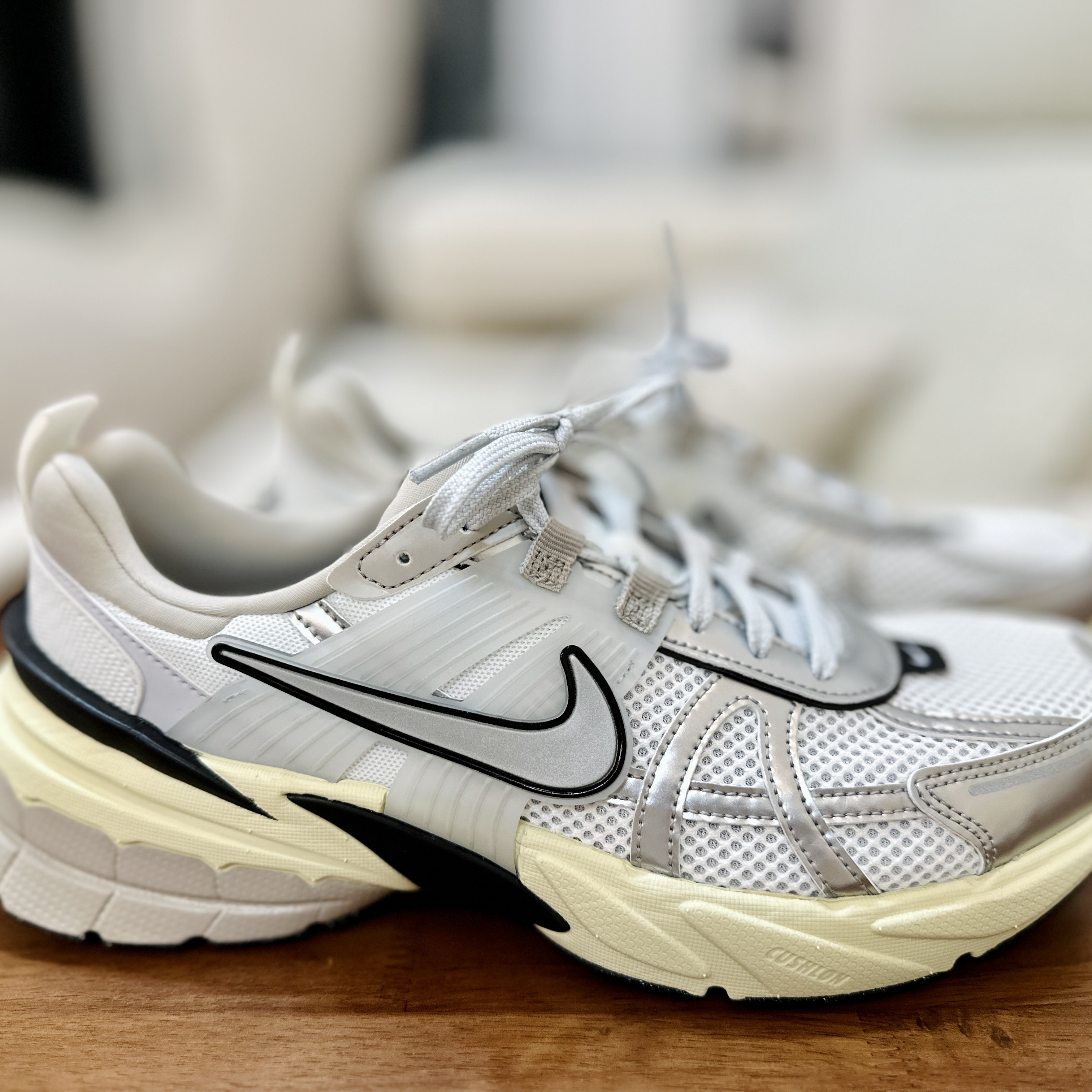 Nike V2K Run Summit White Metallic Silver 착용 스타일