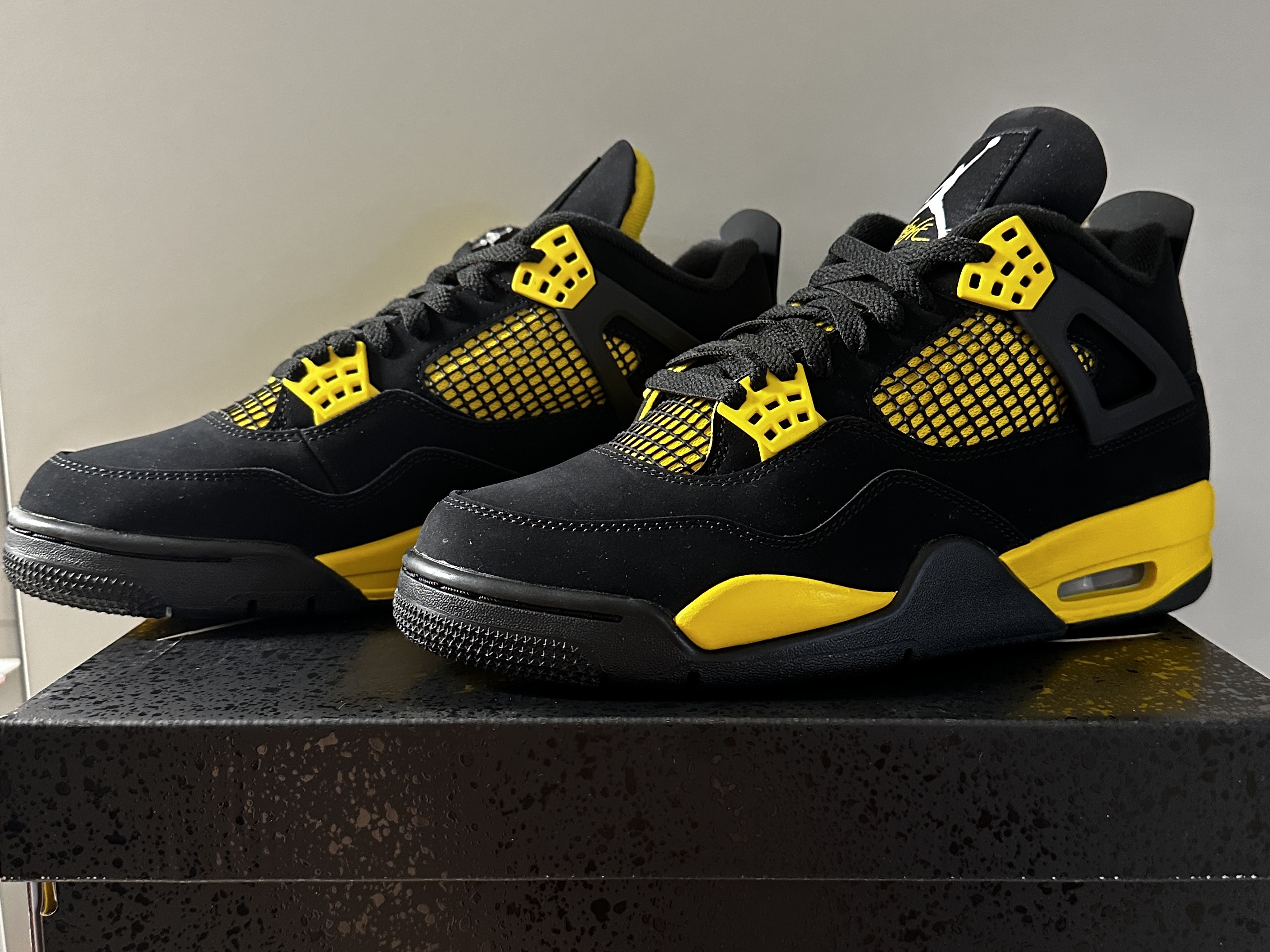 Jordan 4 Retro Thunder 2023 착용 스타일 - 1