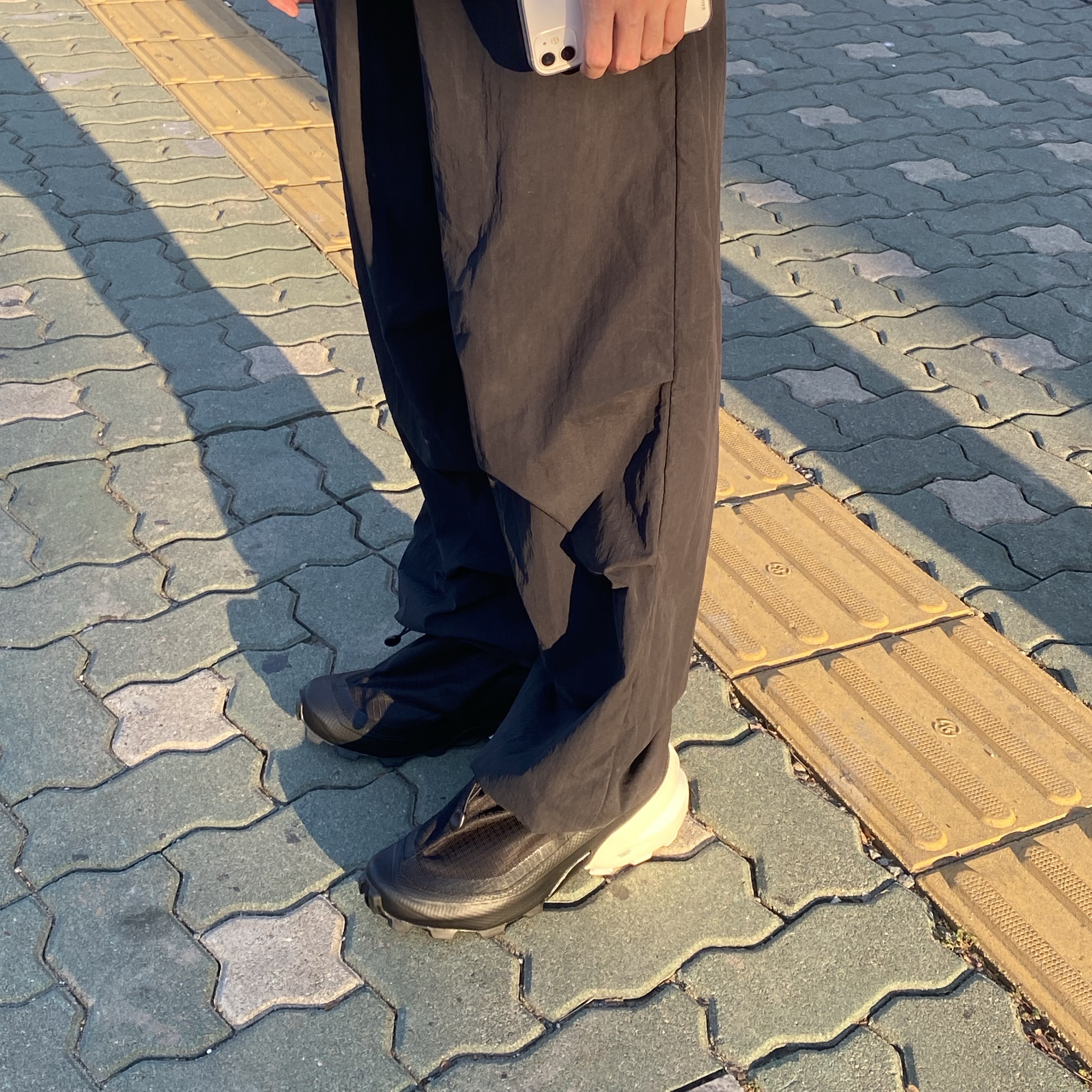 MM6 x Salomon Draw String Low Sneakers Black, Salomon x MM6 Maison Margiela Cross Low Black 착용 스타일 - 2