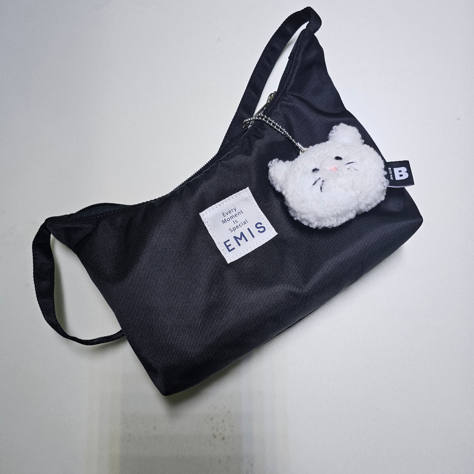 Emis Emis Hobo Bag Black 착용 스타일