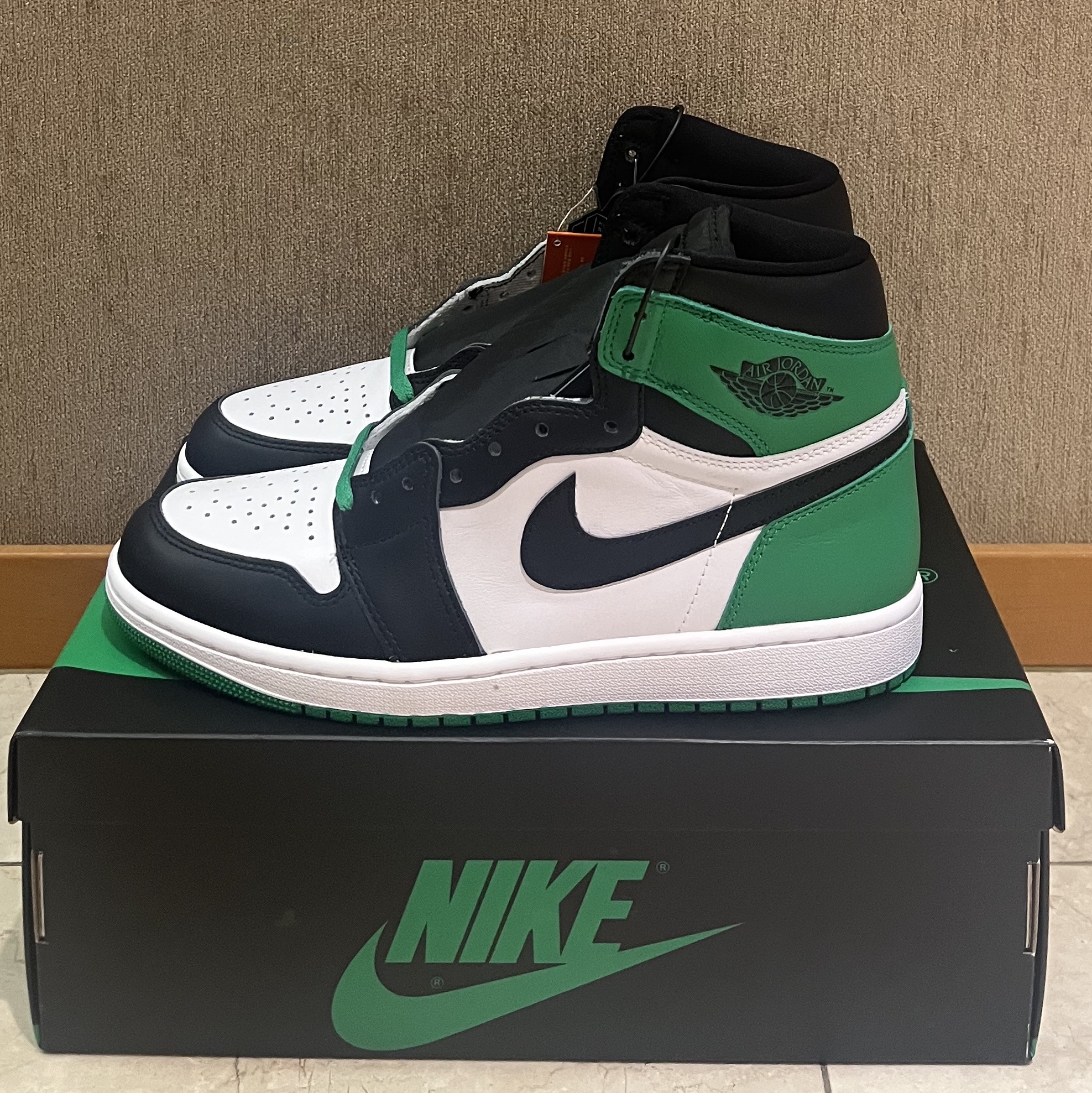 Jordan 1 Retro High OG Black and Lucky Green 착용 스타일