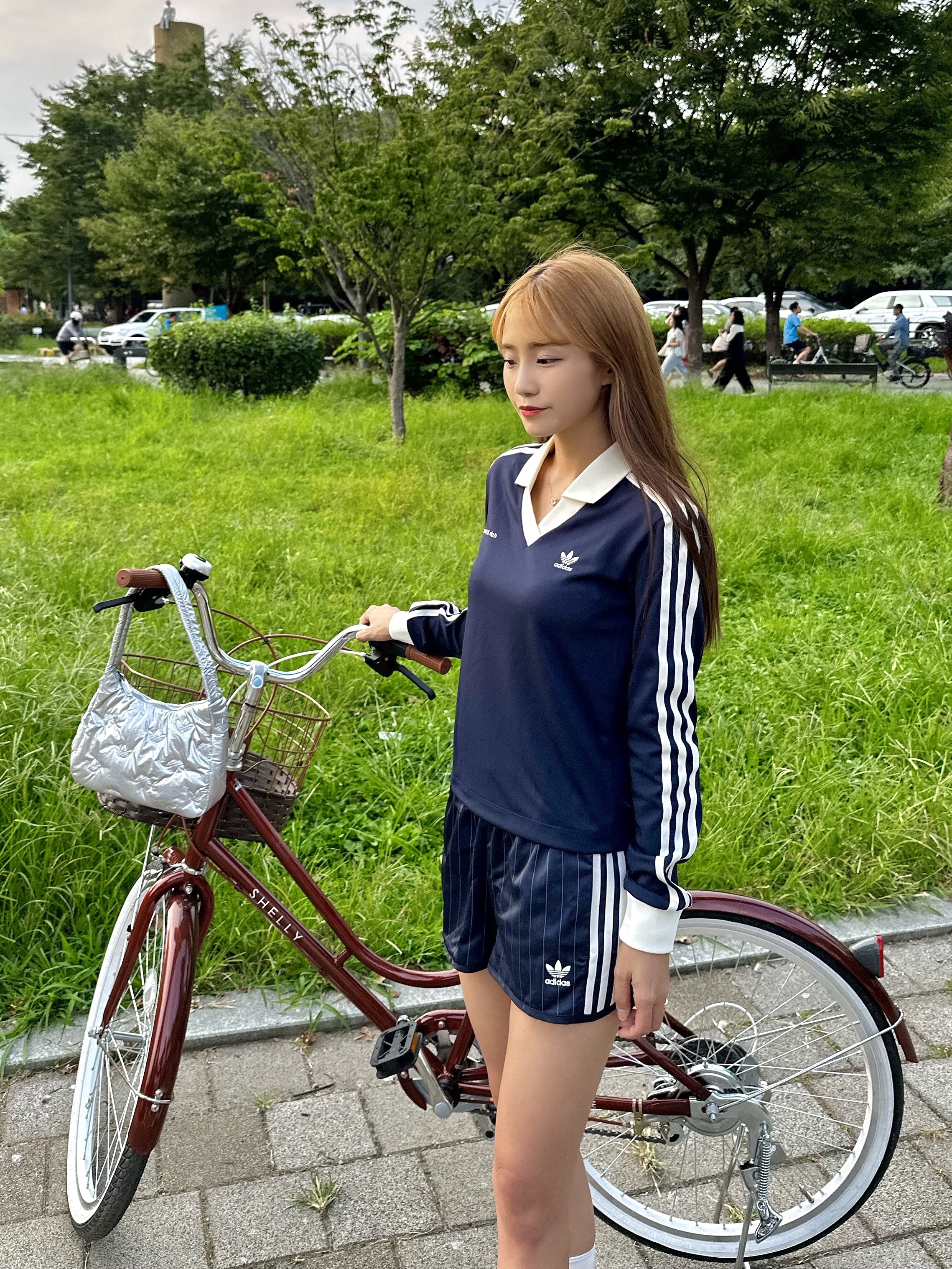 (W) Adidas x Sporty & Rich Long Sleeve Football Jersey Legend Ink - US Sizing, (W) Adidas x Sporty & Rich Long Sleeve Football Jersey Legend Ink - KR Sizing 착용 스타일 - 2