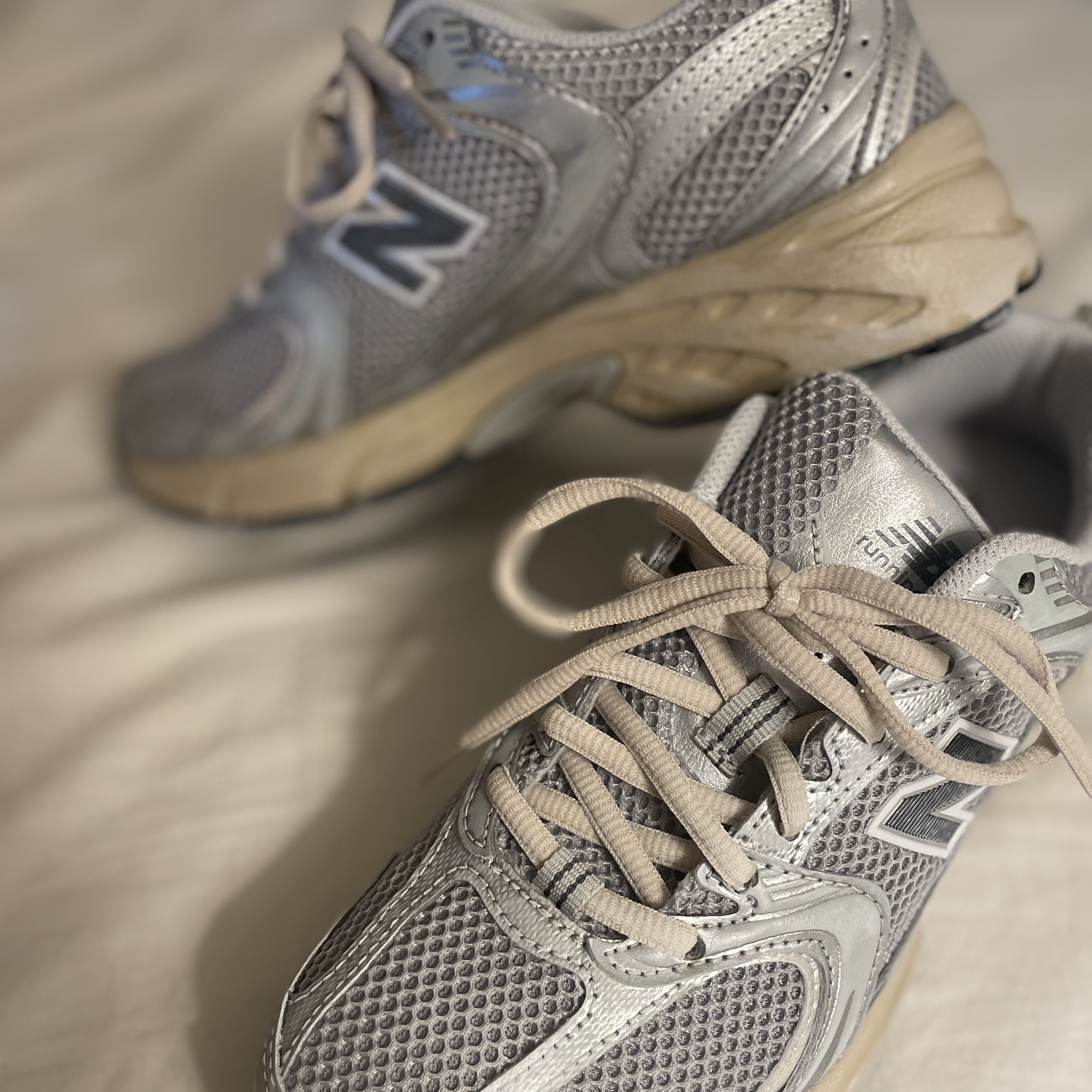 New Balance 530 Vintage Metallic Silver 착용 스타일 - 2
