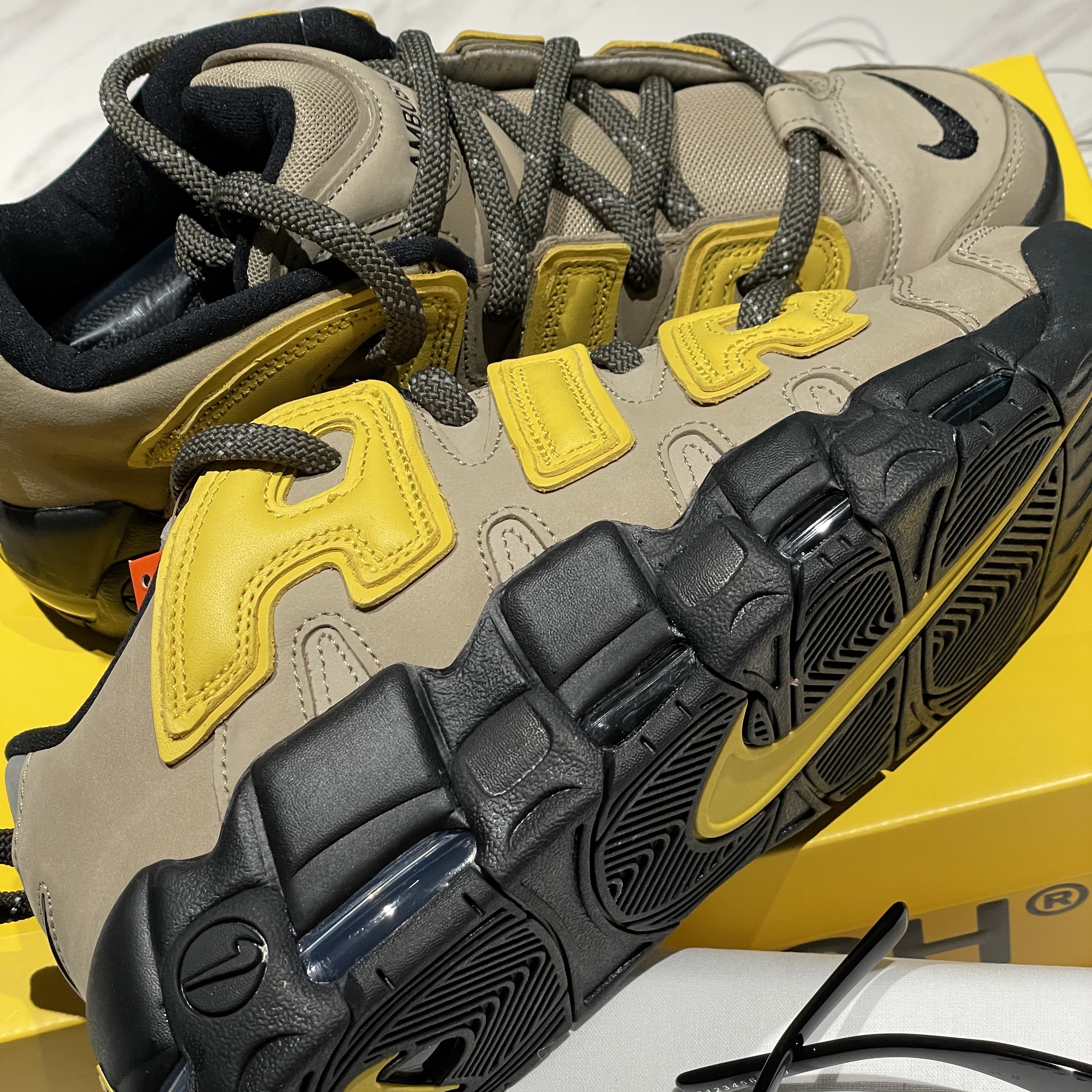 Nike x Ambush Air More Uptempo Low Vivid Sulfur and Limestone, Gentle Monster x Maison Margiela MM004 Black Black 착용 스타일 - 1