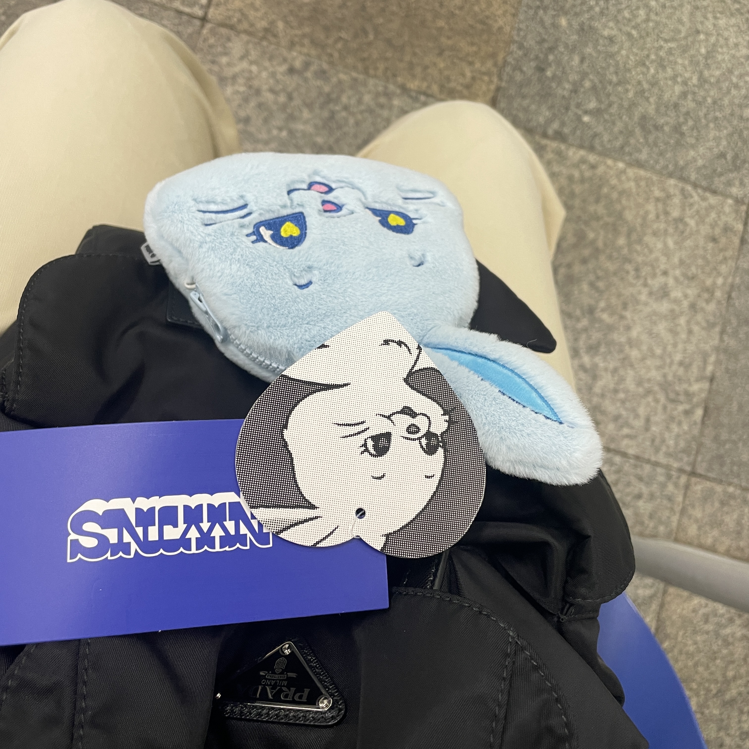 NewJeans Tokki Plush Pouch Blue 착용 스타일 - 1