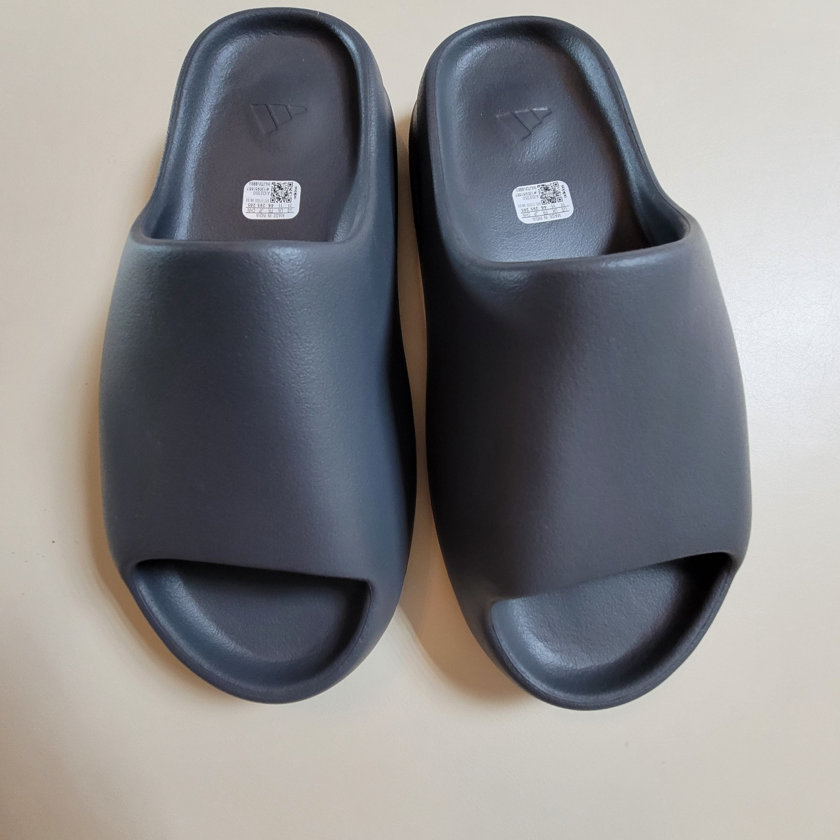 Adidas Yeezy Slide Slate Grey 착용 스타일