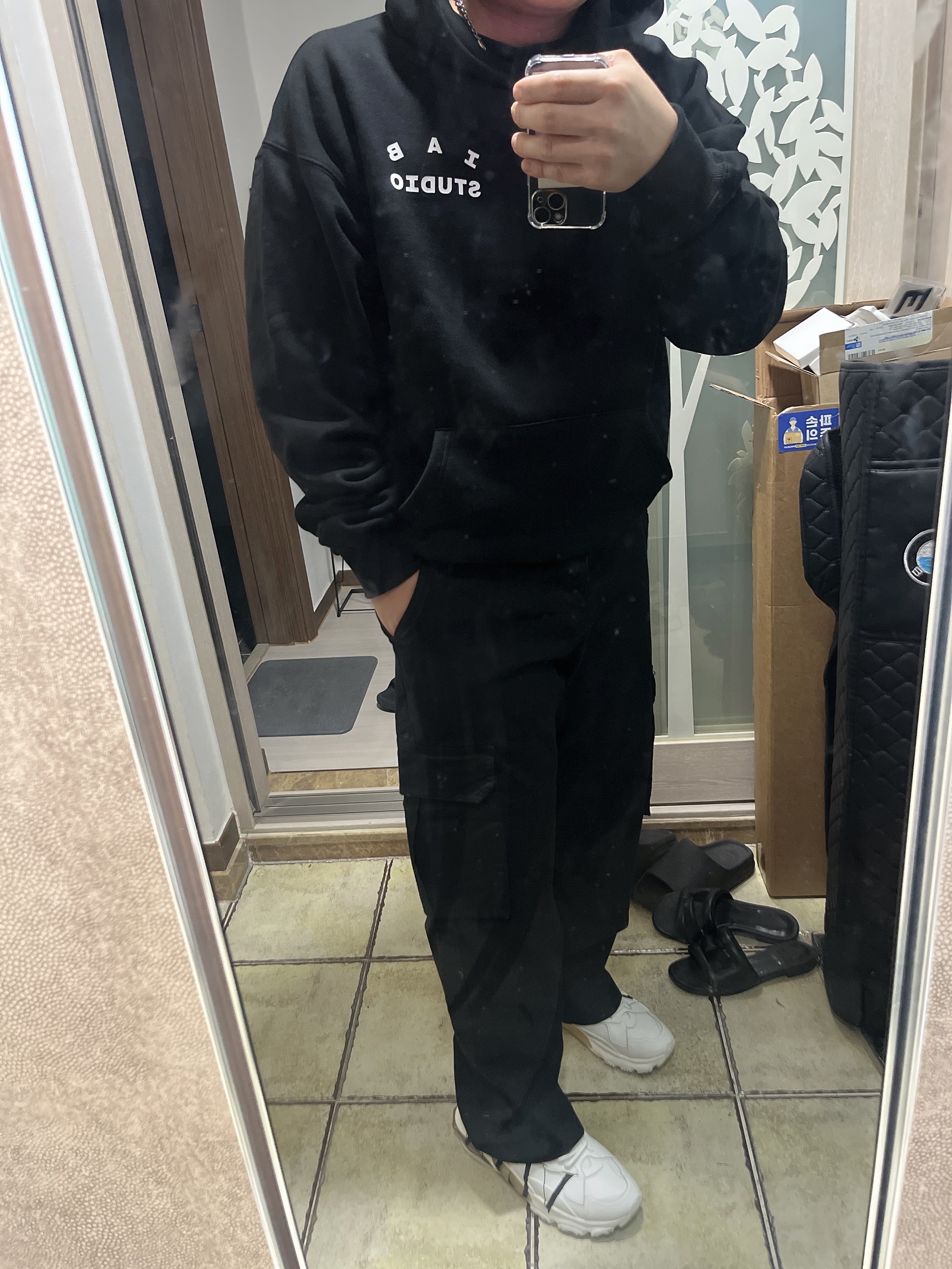 IAB Studio Hoodie Black White 착용 스타일
