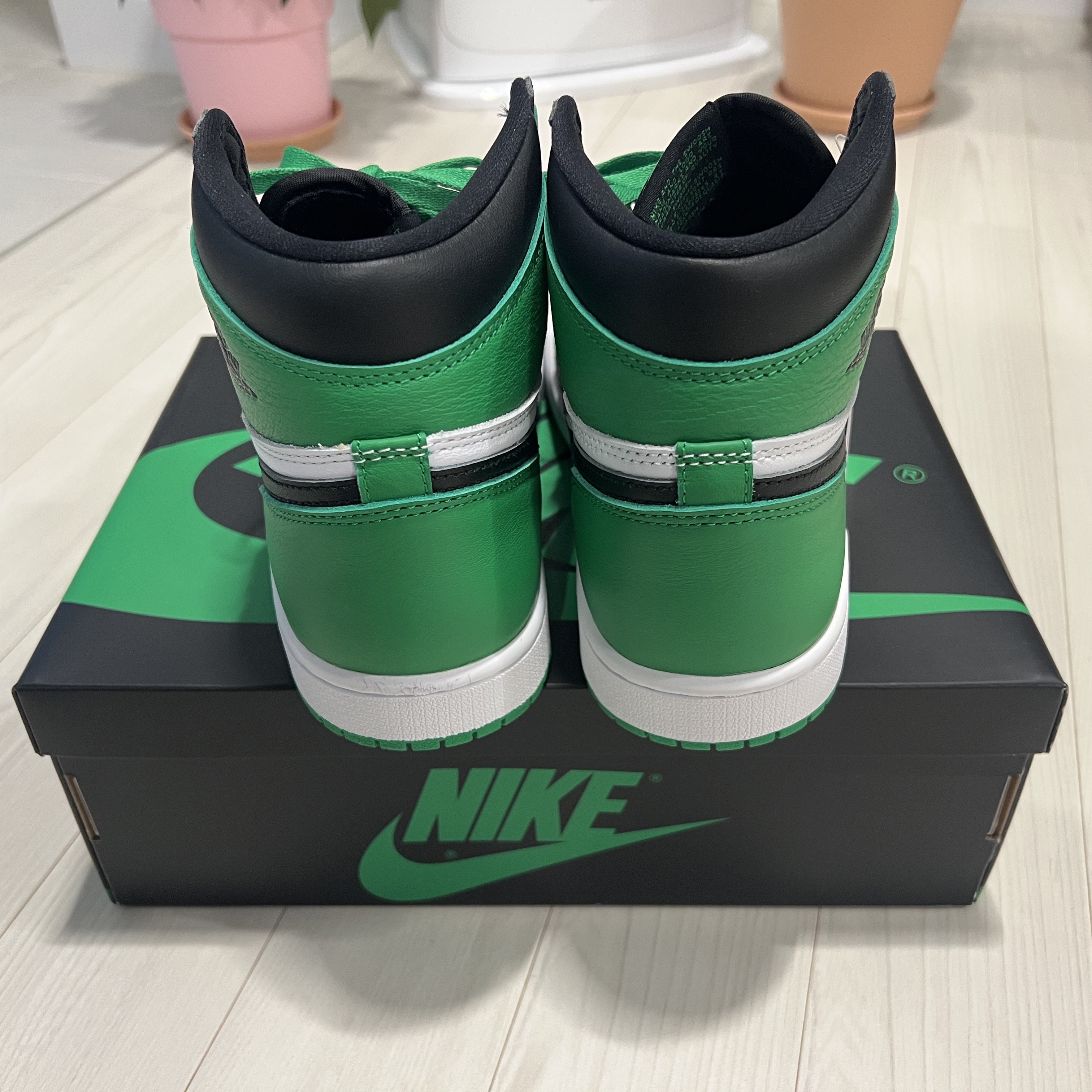 Jordan 1 Retro High OG Black and Lucky Green 착용 스타일 - 5
