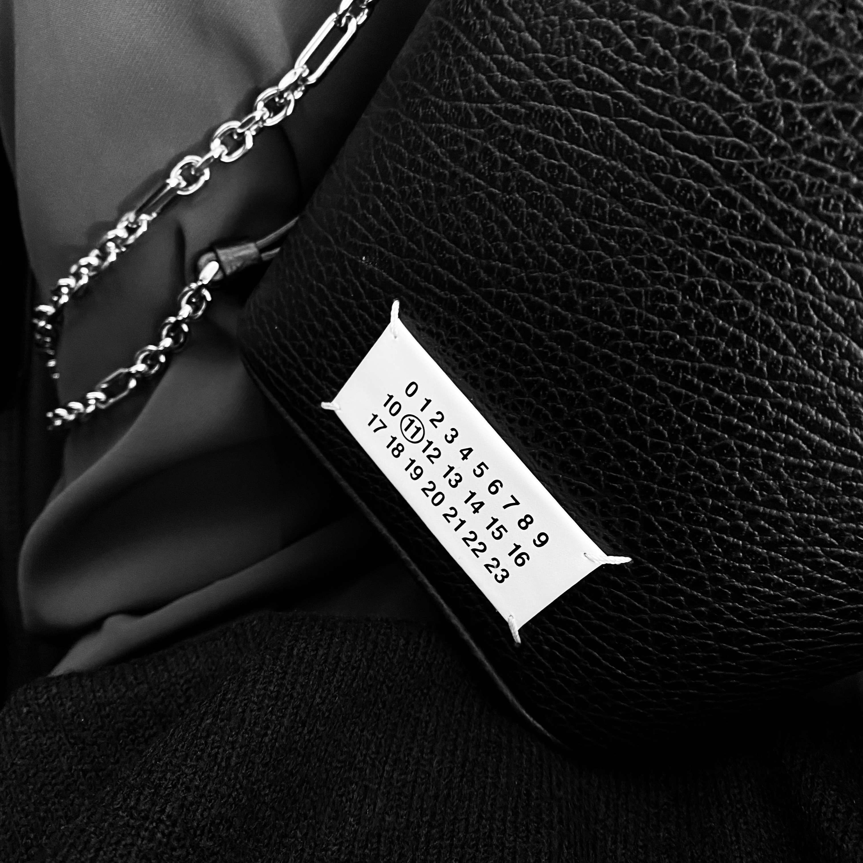 Maison Margiela 5AC Bucket Bag Black 착용 스타일 - 1