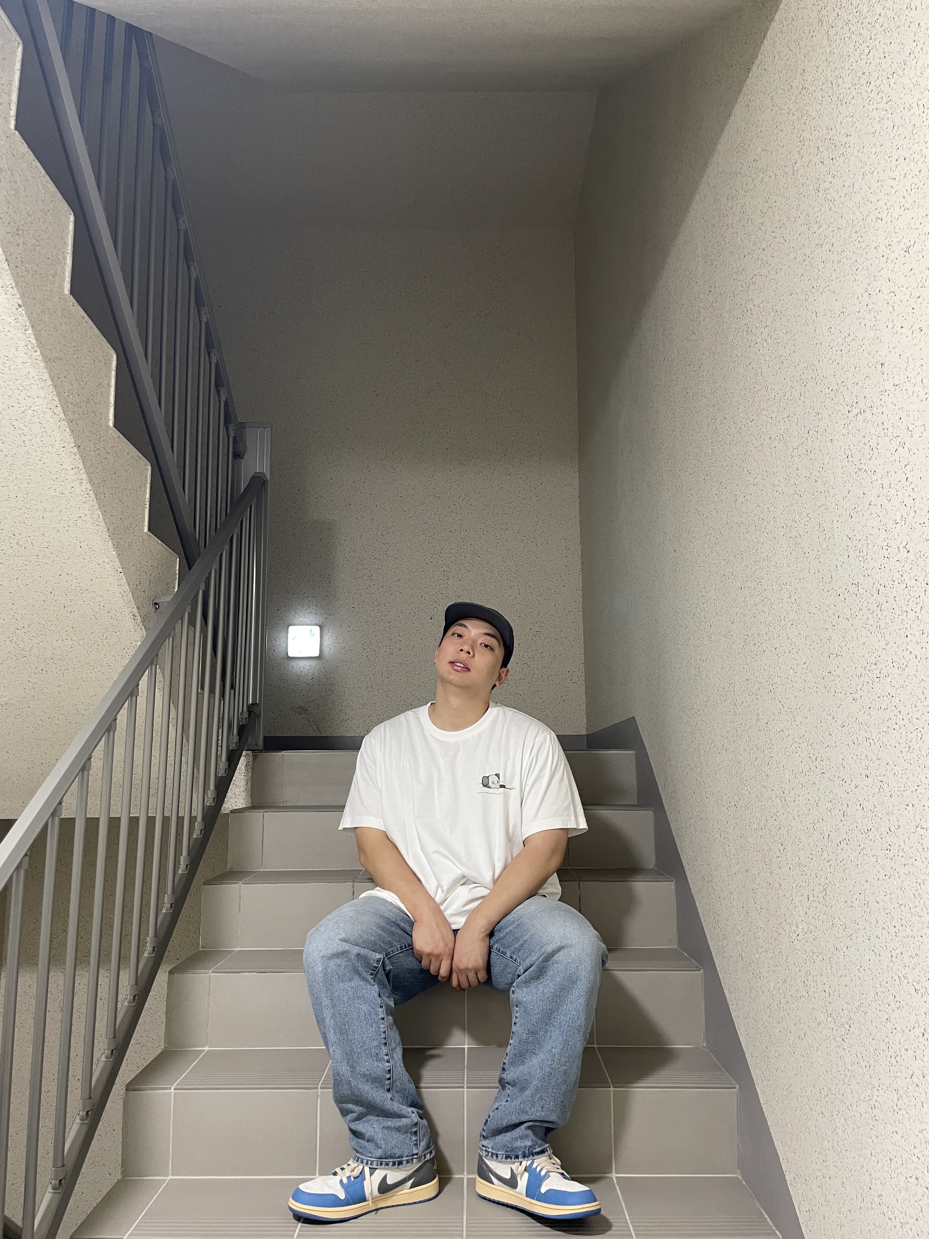 Uniqlo UT x Kaws Short Sleeve Graphic T-Shirt White, Jordan 1 Low SE Tokyo 96 착용 스타일 - 3
