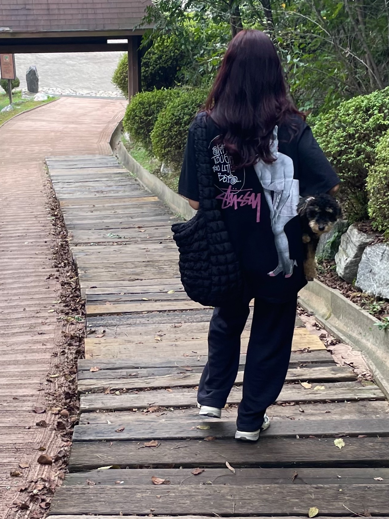 COS Quilted Oversized Shoulder Bag Black, Nike Club Unstructured Futura Washed Cap Black 착용 스타일 - 4