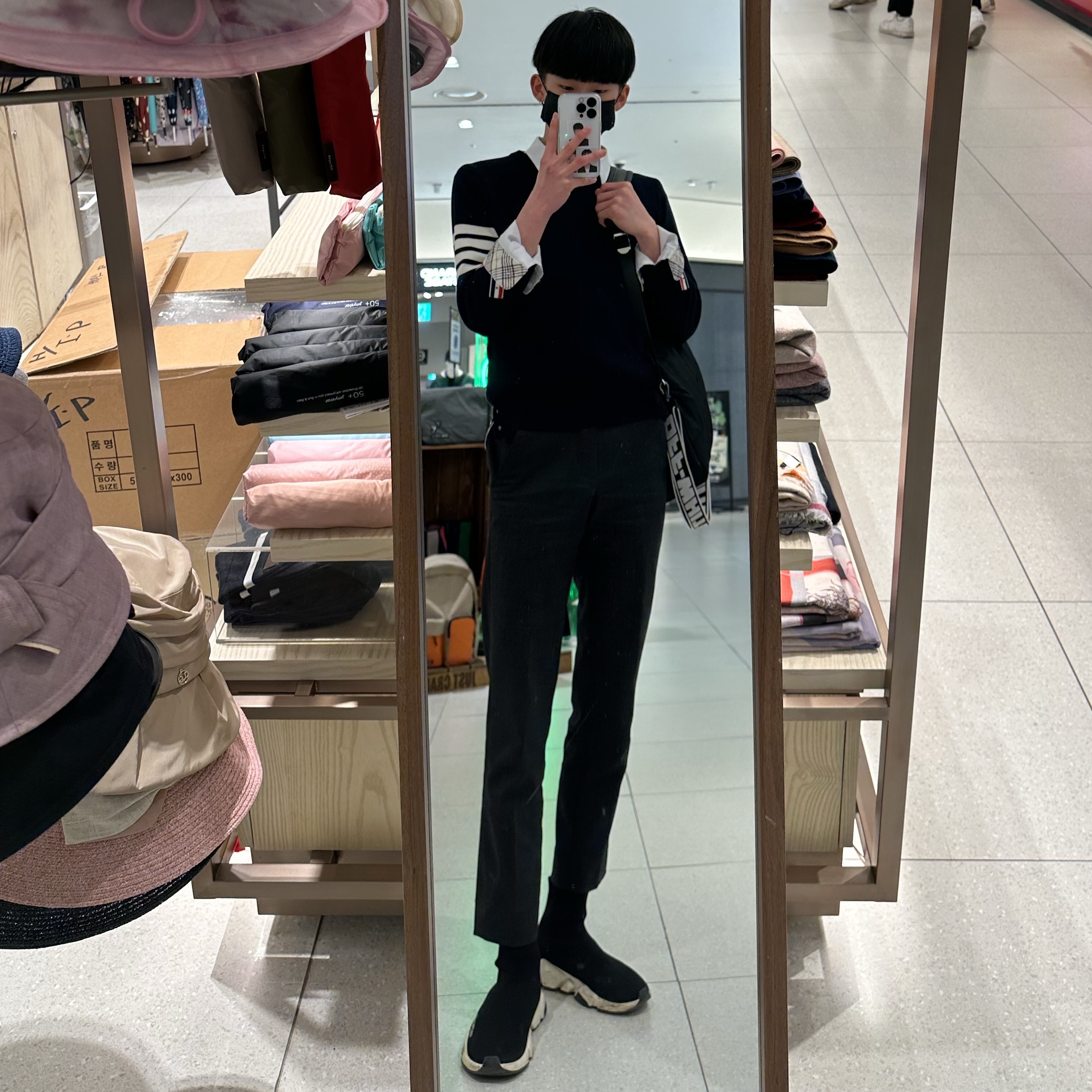 Thom Browne Fine Merino Wool Stitch 4-Bar Classic Crewneck Pullover Knit Navy, Balenciaga Speed Trainer Black White 2019 착용 스타일