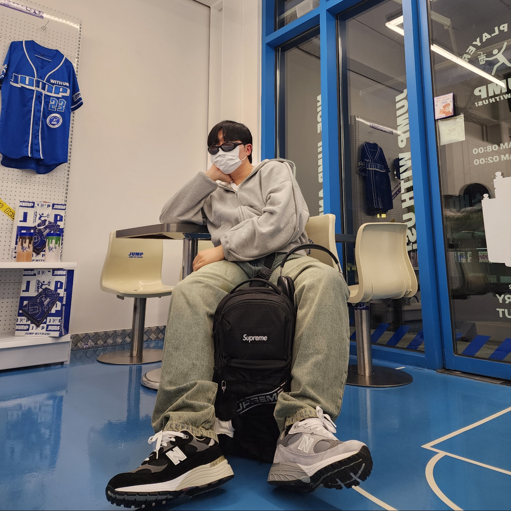 Supreme Backpack Black - 23FW, New Balance 992 Made in USA Black Grey 착용 스타일 - 4