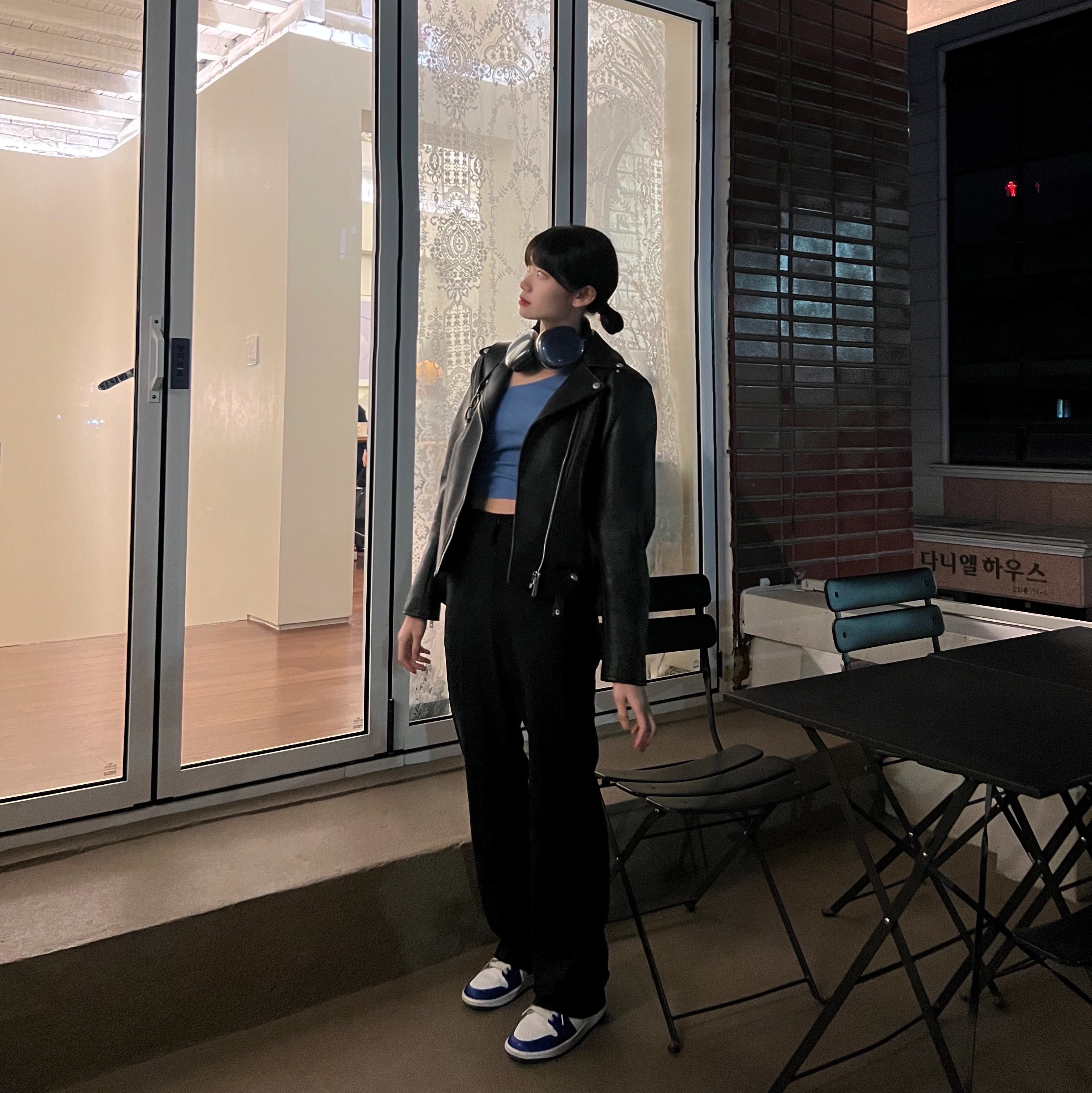 Apple AirPods Max Lightning Space Gray (Korean Ver.), (W) Jordan 1 Mid White Hyper Royal 착용 스타일 - 2
