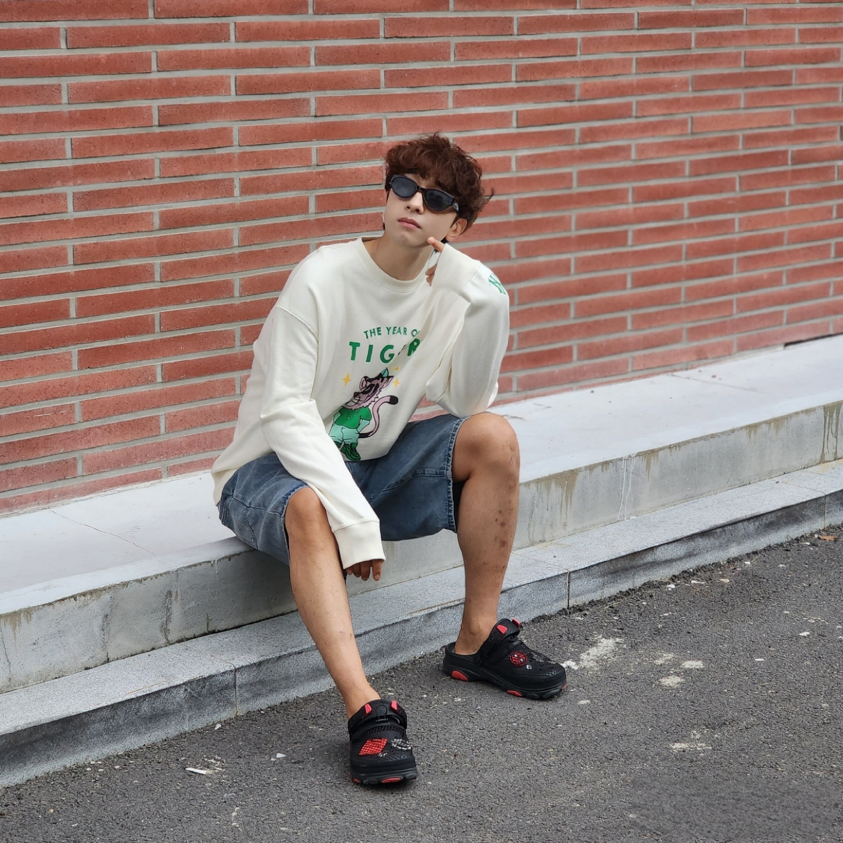 Crocs x Staple Classic All Terrain Clog Black 착용 스타일 - 2
