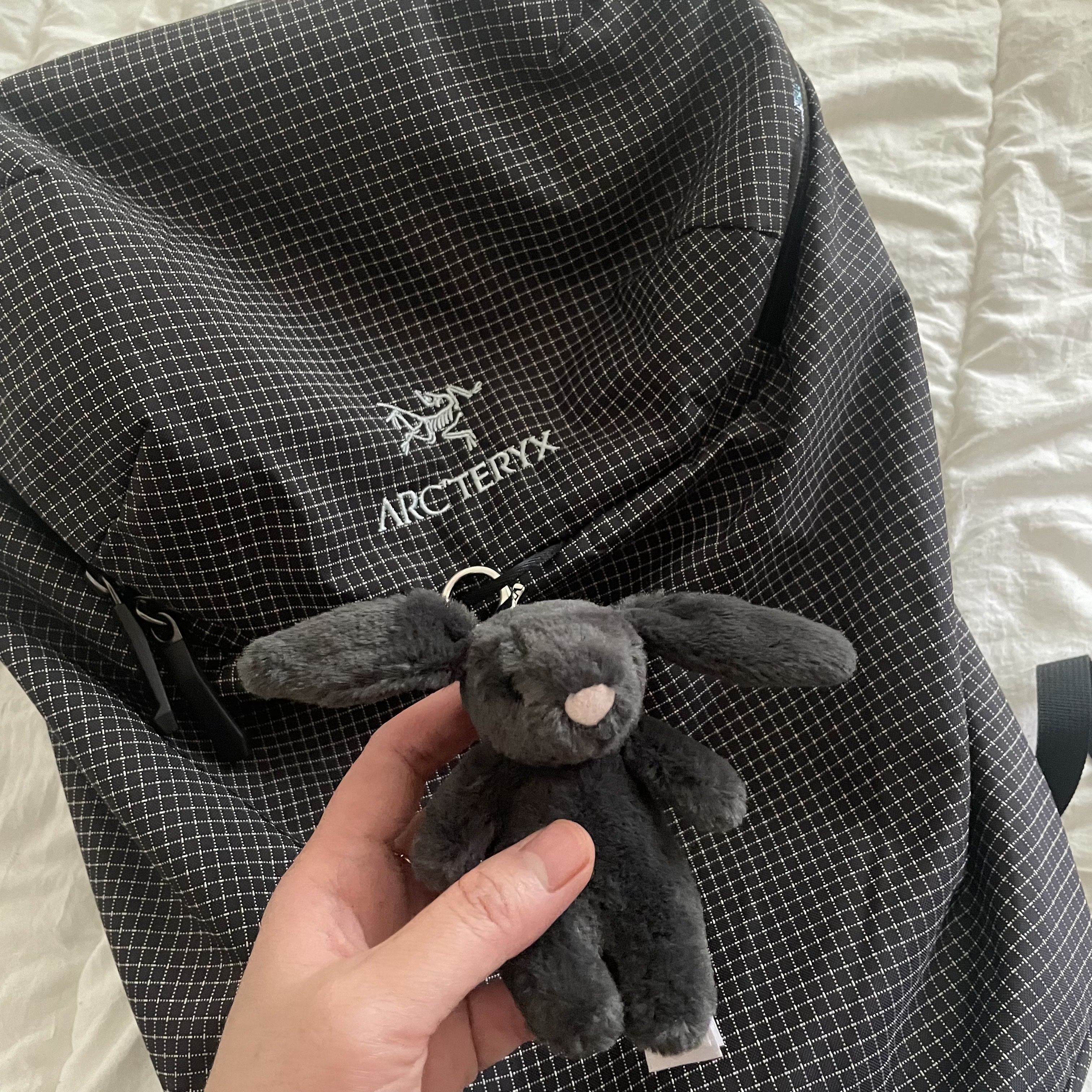 Arc'teryx Konseal 15 Backpack Black, Jellycat Bashful Bunny Bag Charm Ink 착용 스타일