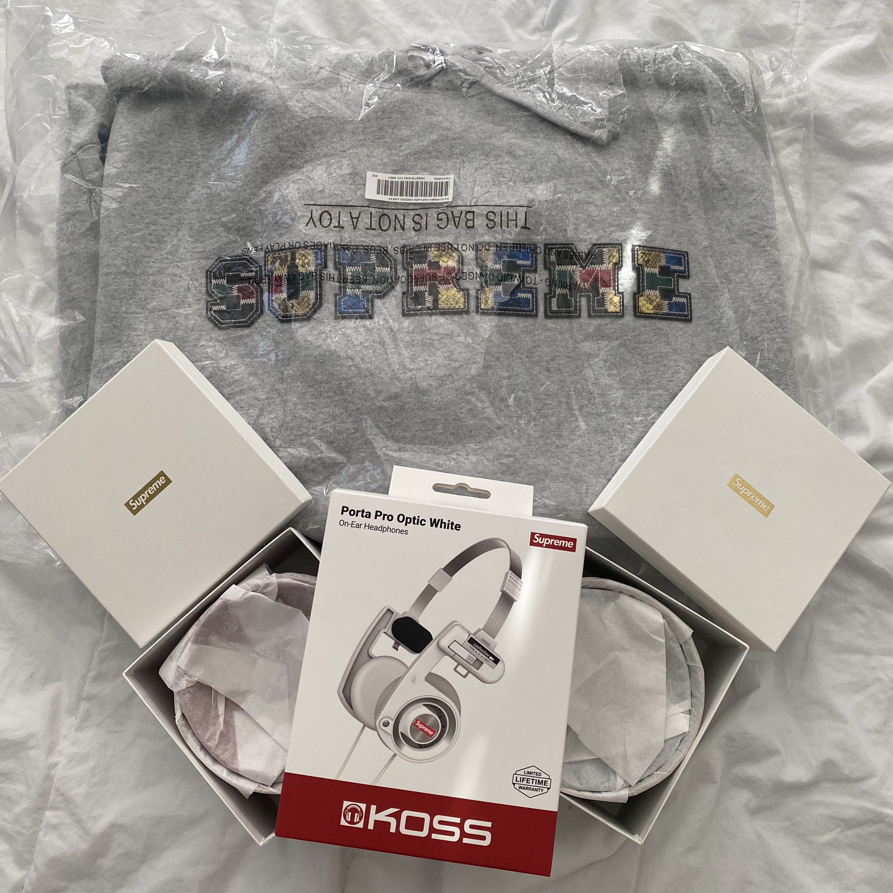 Supreme Zoni Glitter Bowl Silver - 23FW, Supreme Zoni Glitter Bowl Red - 23FW 착용 스타일