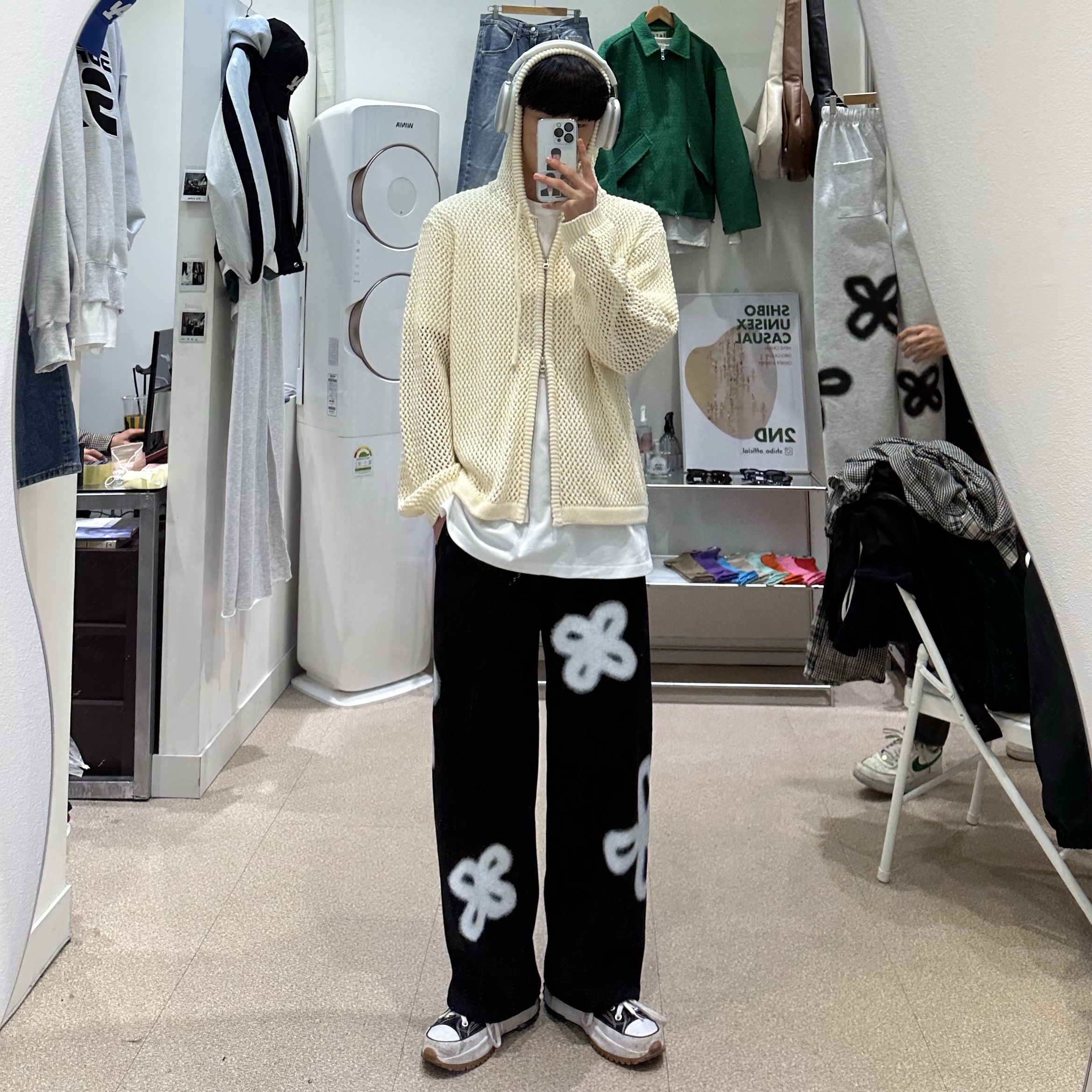 Converse Run Star Hike Hi Black White Gum, Apple AirPods Max Lightning Silver (Korean Ver.) 착용 스타일 - 2
