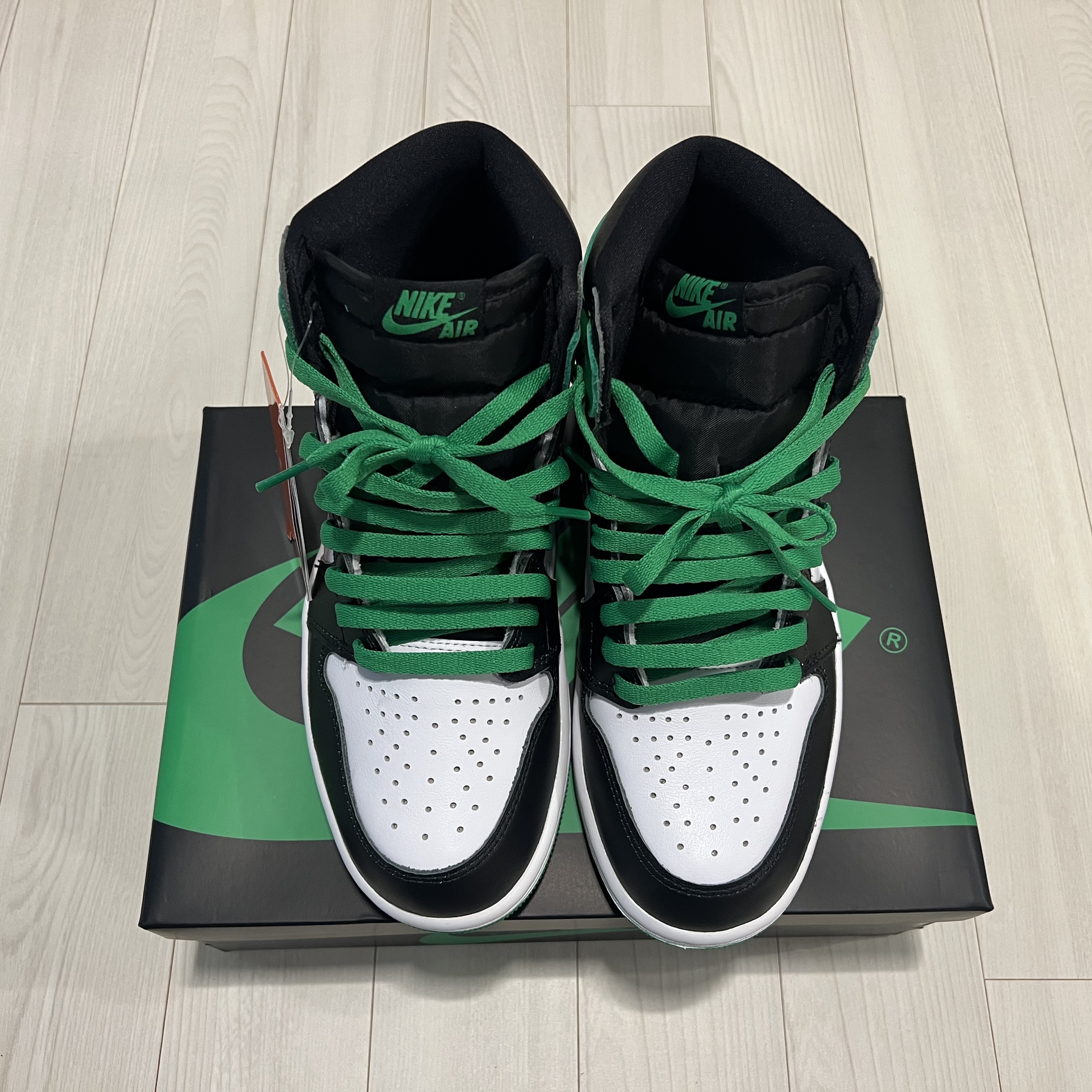 Jordan 1 Retro High OG Black and Lucky Green 착용 스타일 - 2