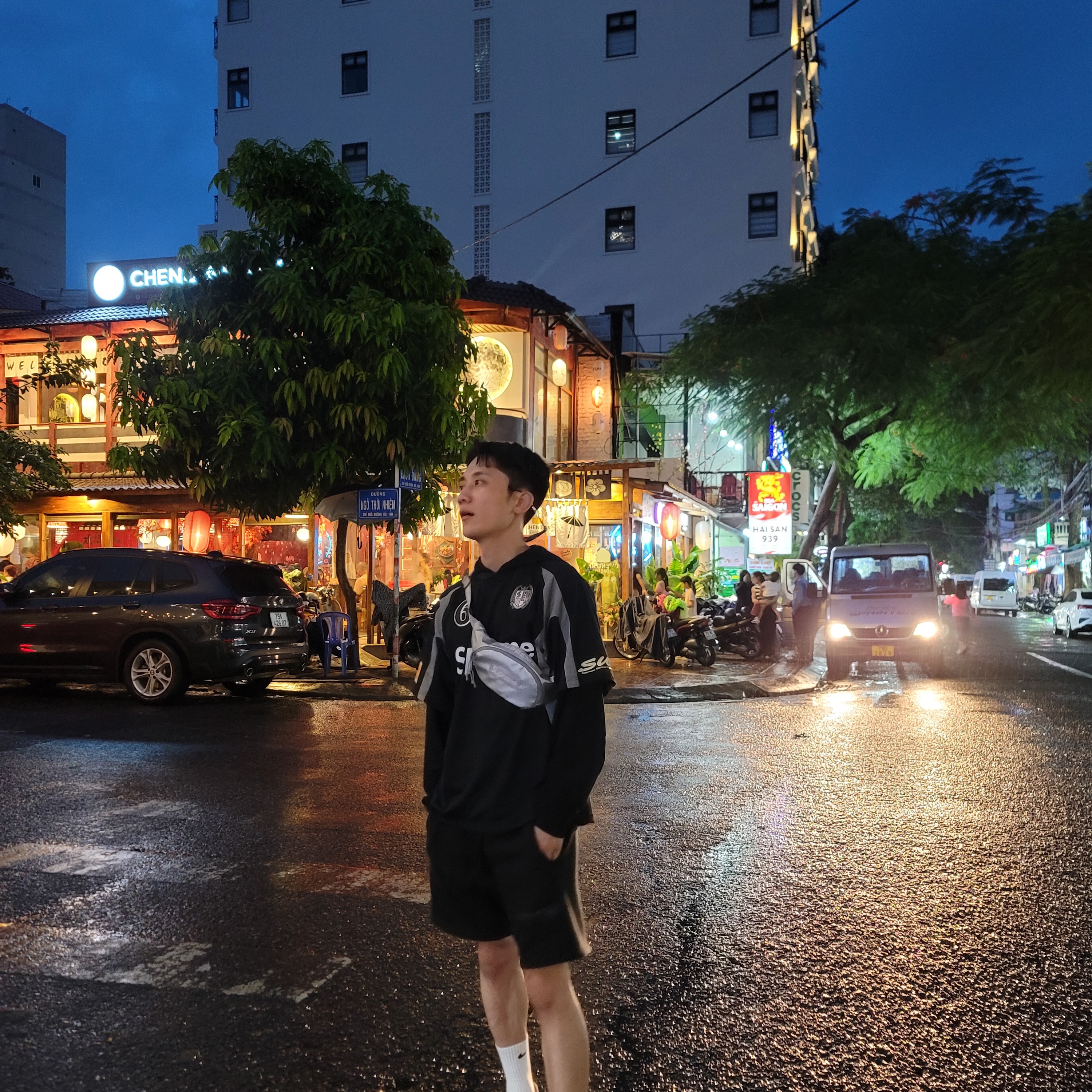 Supreme Small Waist Bag Silver - 22FW, Supreme Hooded Soccer Jersey Black - 23FW 착용 스타일
