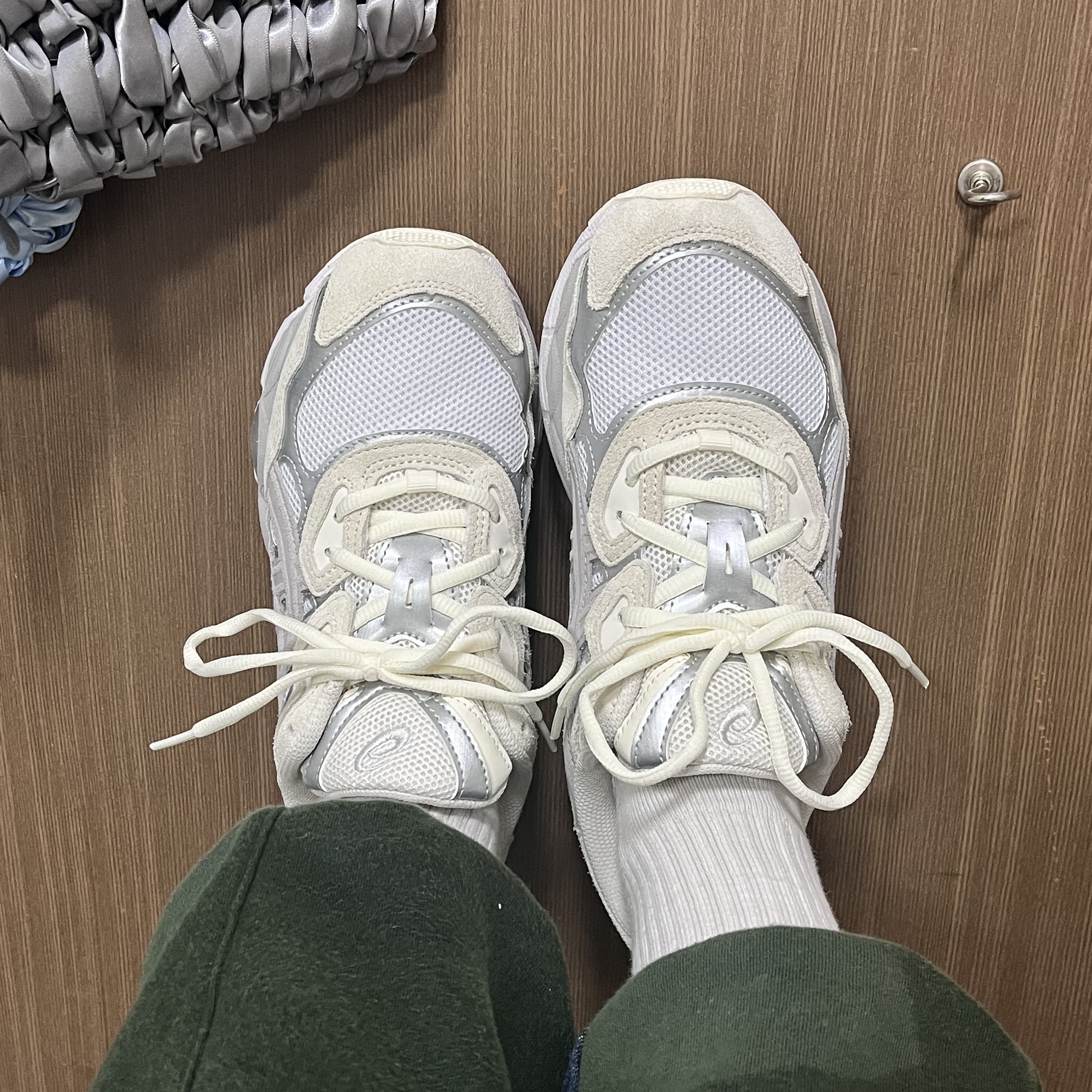 Asics Gel-NYC White Oyster Grey 착용 스타일 - 1