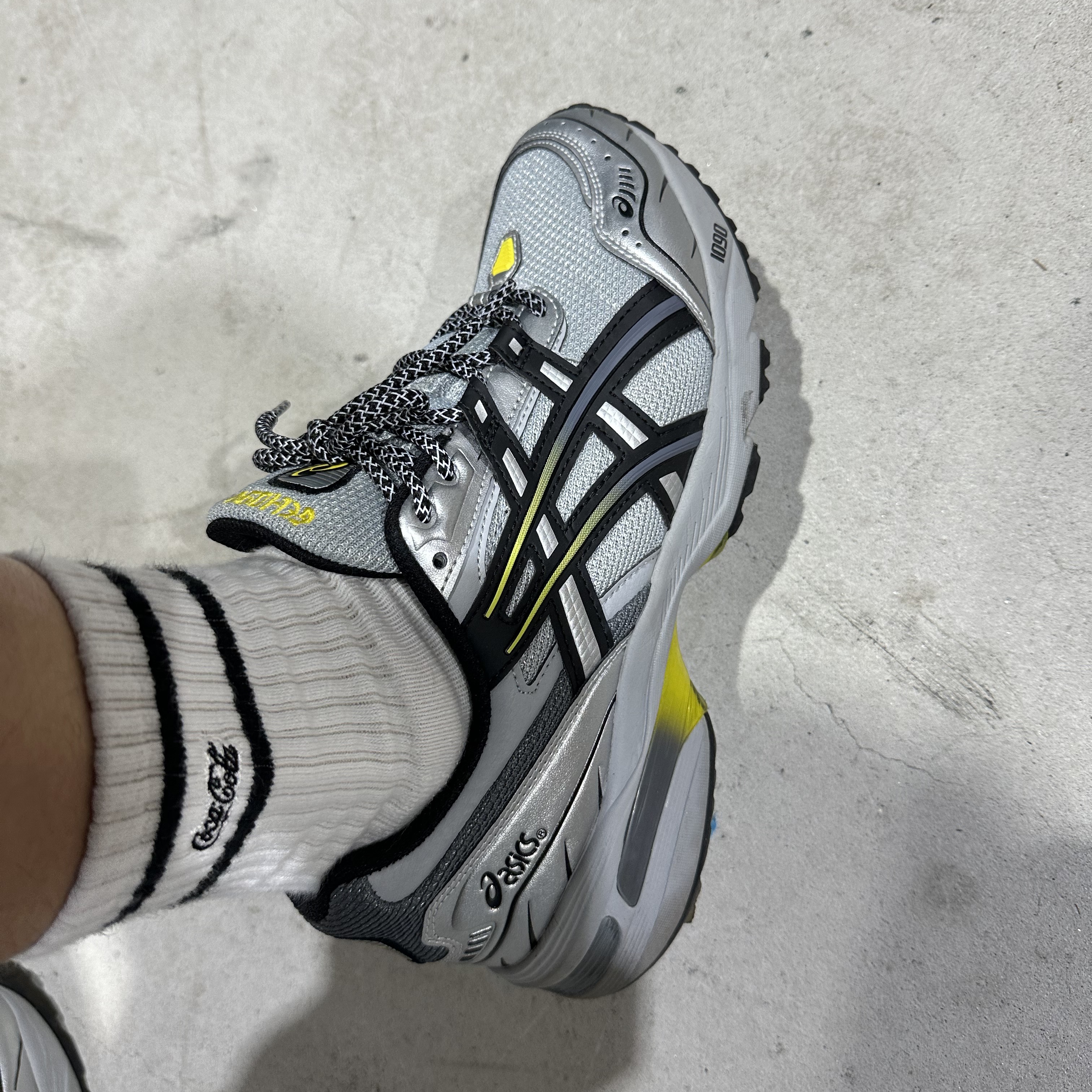 Asics Gel-1090 Mid Grey Black 착용 스타일