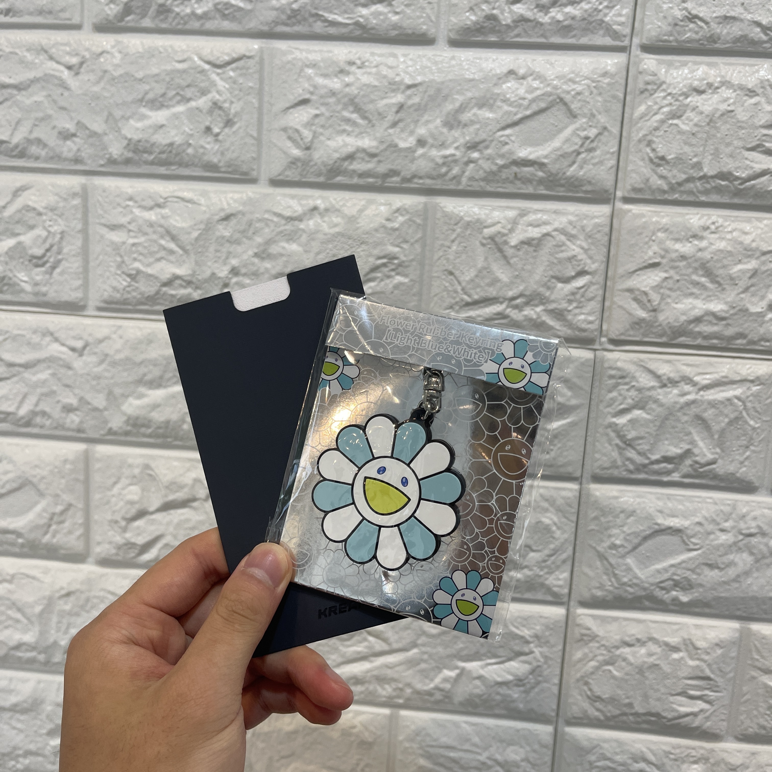 Kaikai Kiki Flower Rubber Keyring Light Blue White 착용 스타일