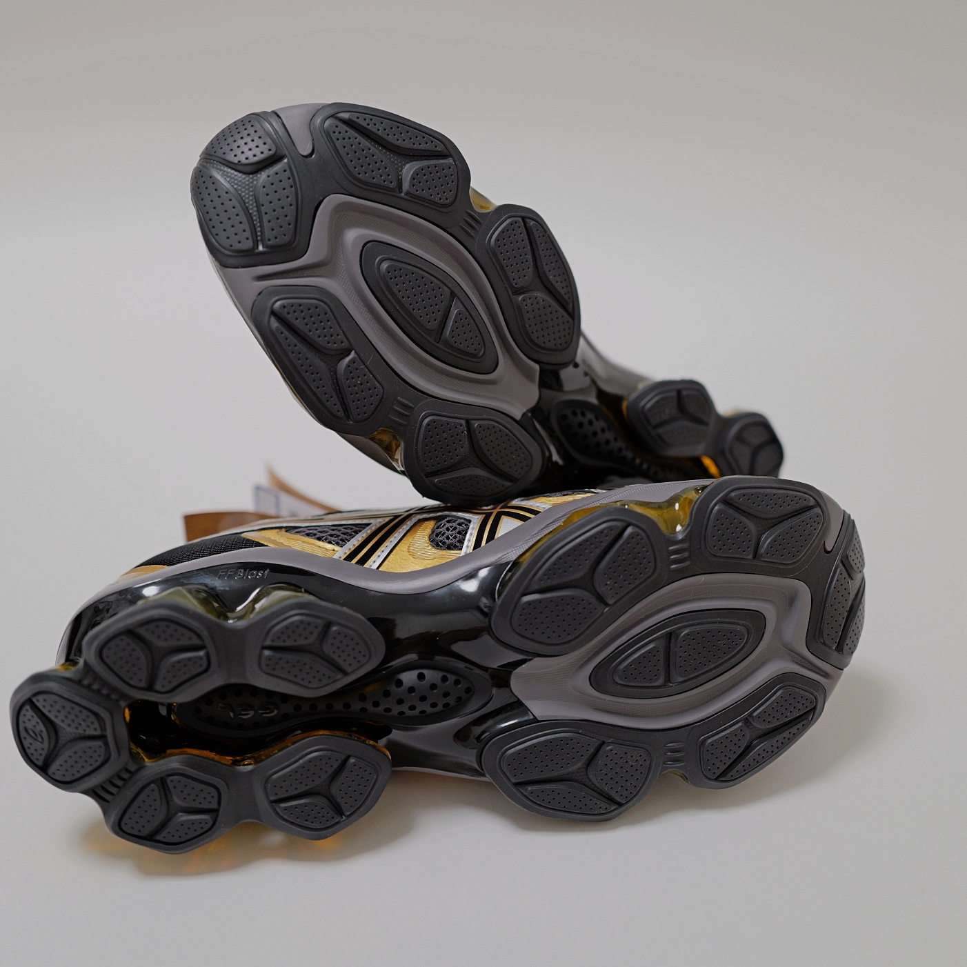 Asics Gel-Quantum Kinetic Carbon Pure Gold 착용 스타일 - 2