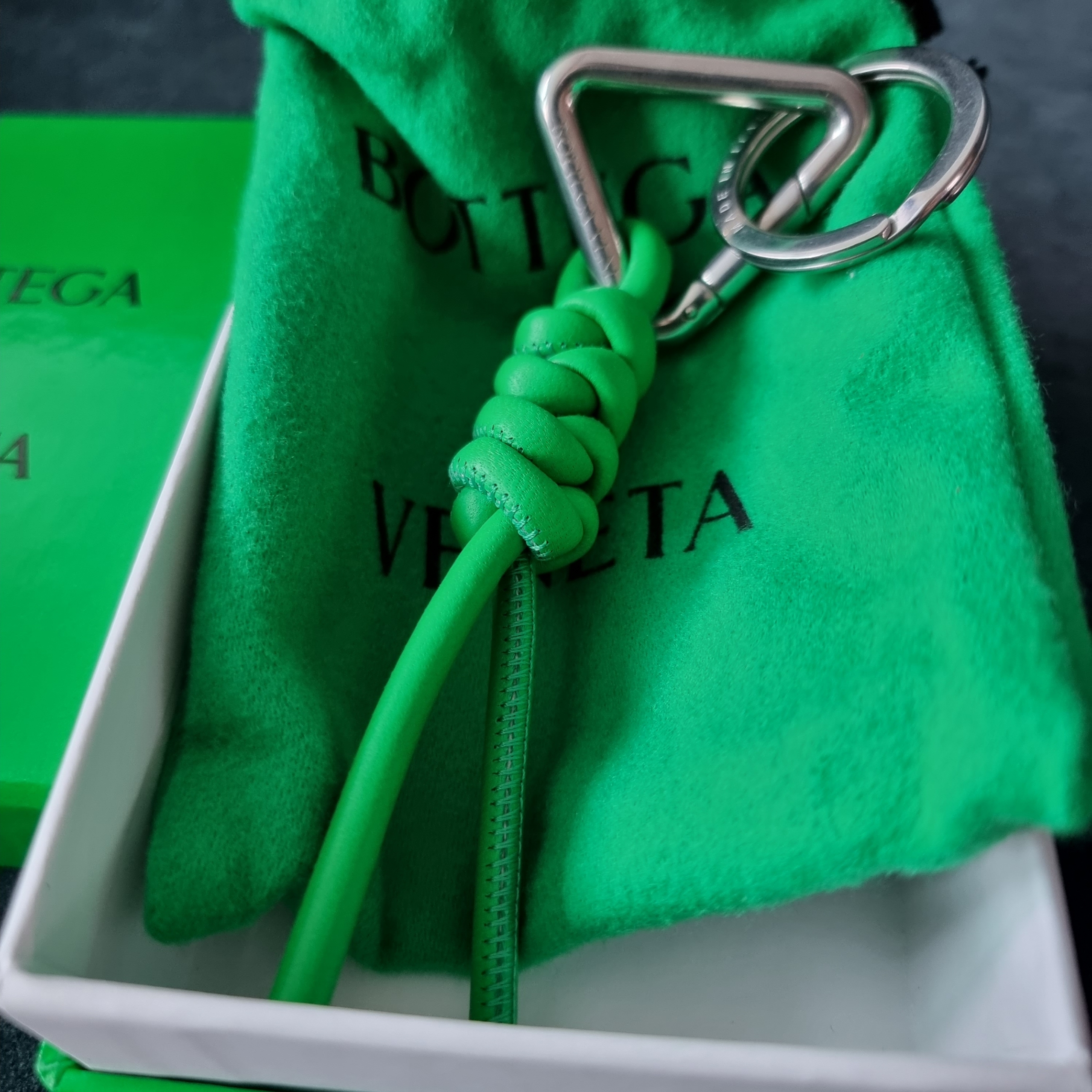Bottega Veneta Triangle Keyring Parakeet 착용 스타일