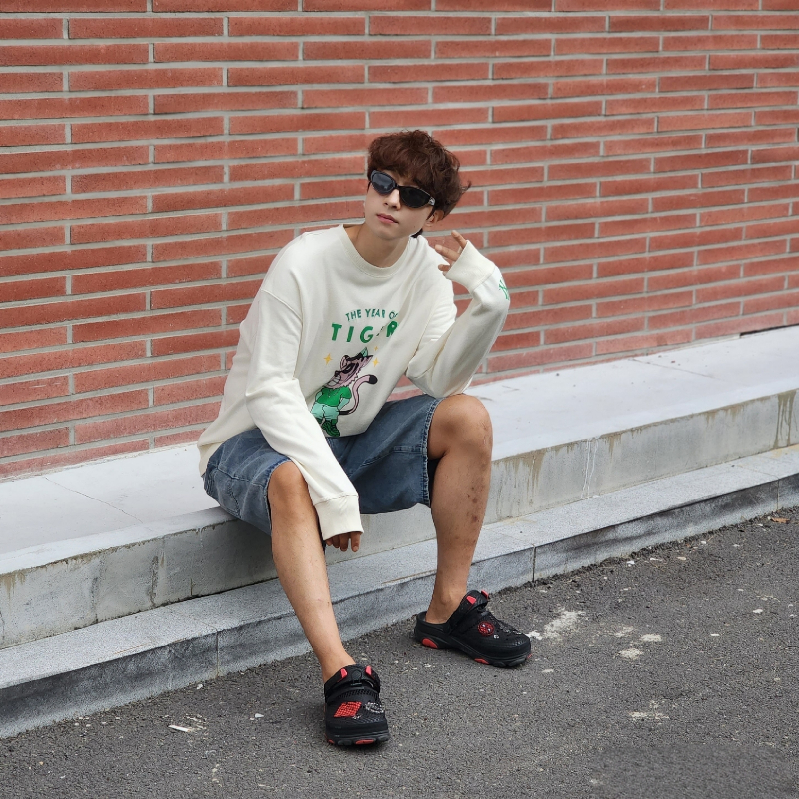 Crocs x Staple Classic All Terrain Clog Black 착용 스타일 - 1
