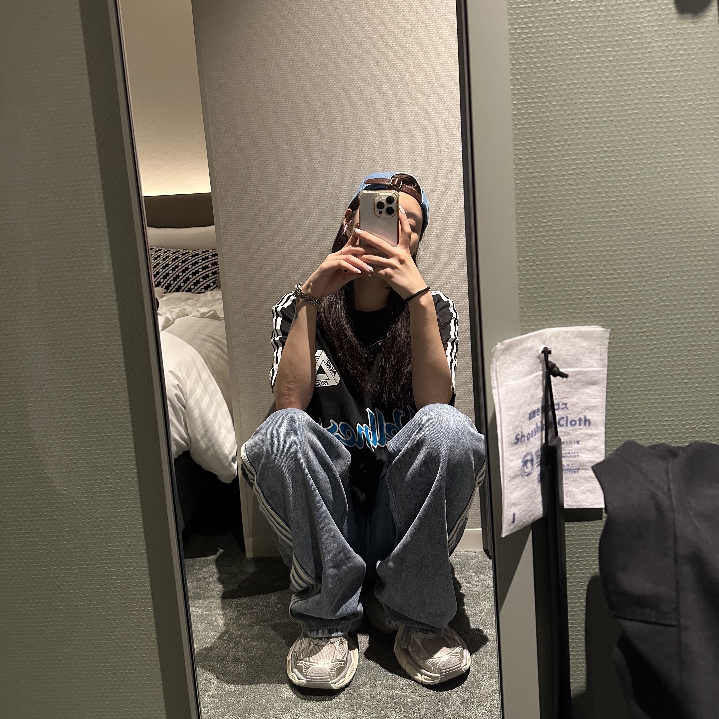 Supreme x Burberry Denim 6-Panel Washed Blue - 22SS, Palace x Adidas Palaste T-Shirt Black - 21FW 착용 스타일