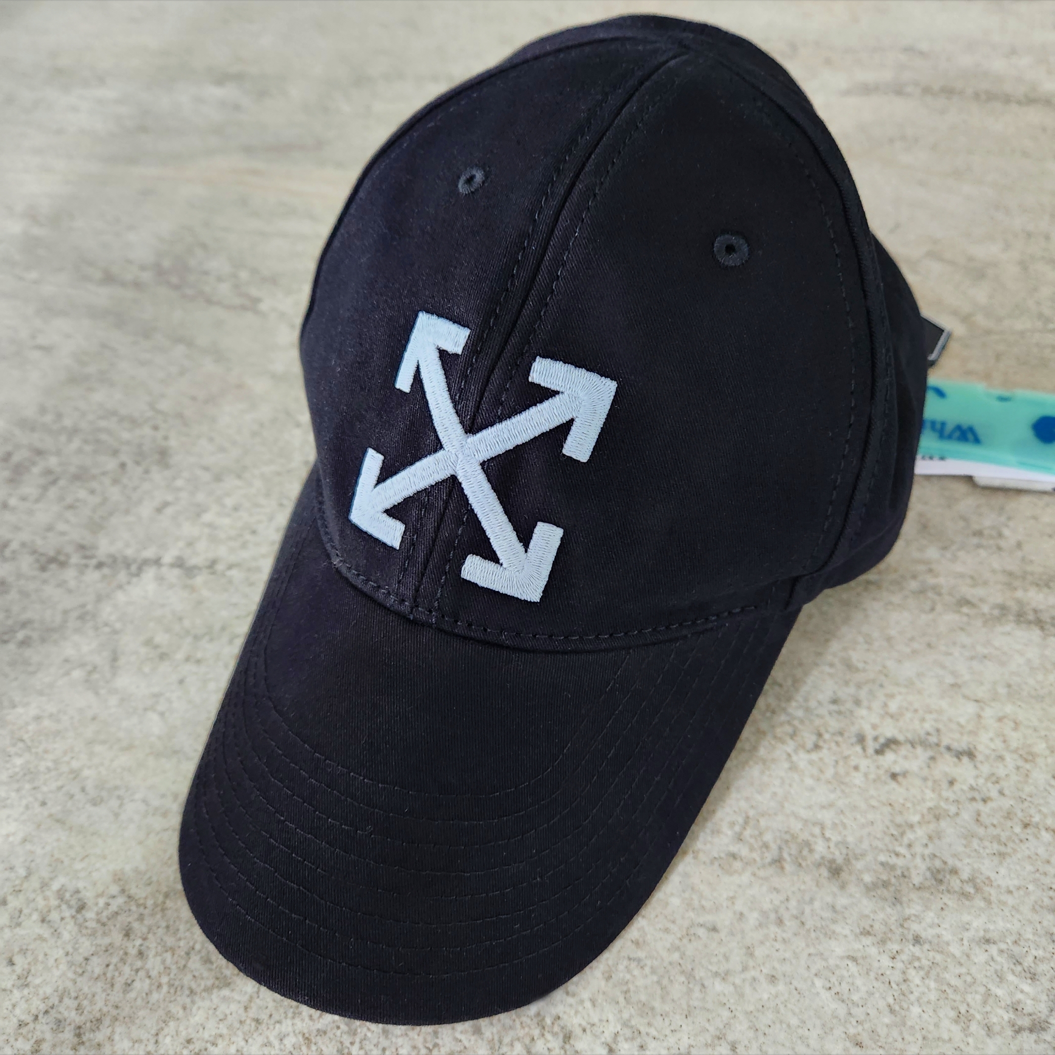 Off-White Arrow Baseball Cap Black White 착용 스타일