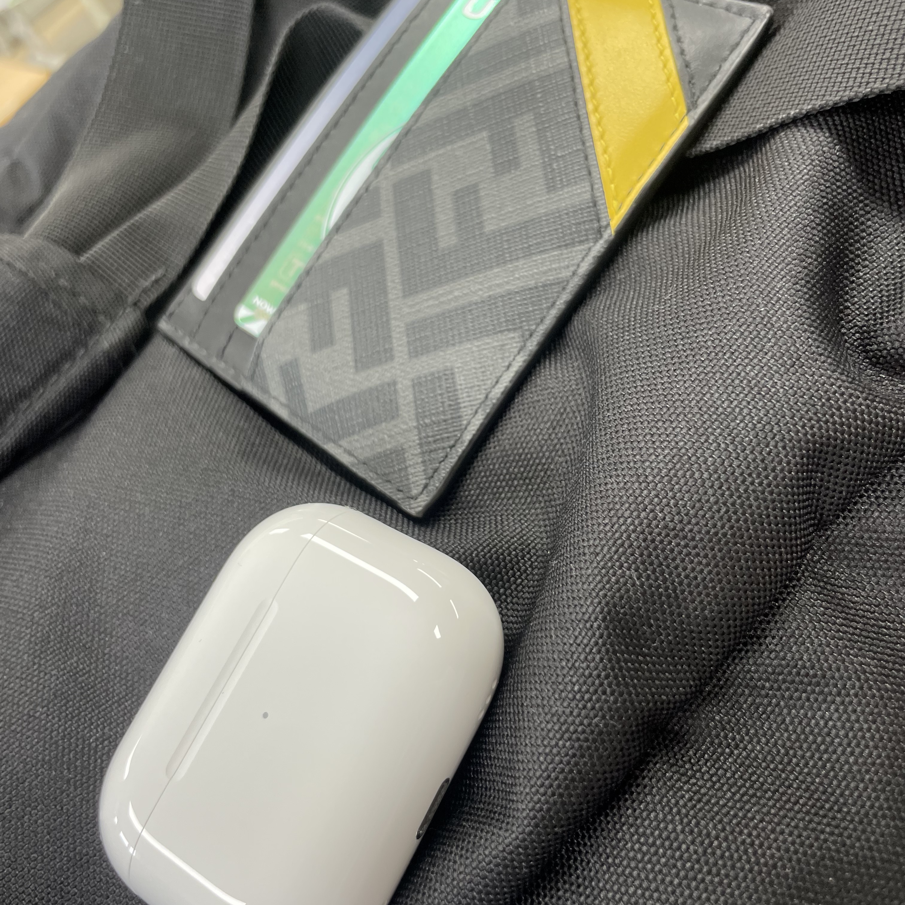 Apple AirPods Pro 2nd Gen (Korean Ver.), Fendi FF Motif Fabric Card Holder Gray 착용 스타일