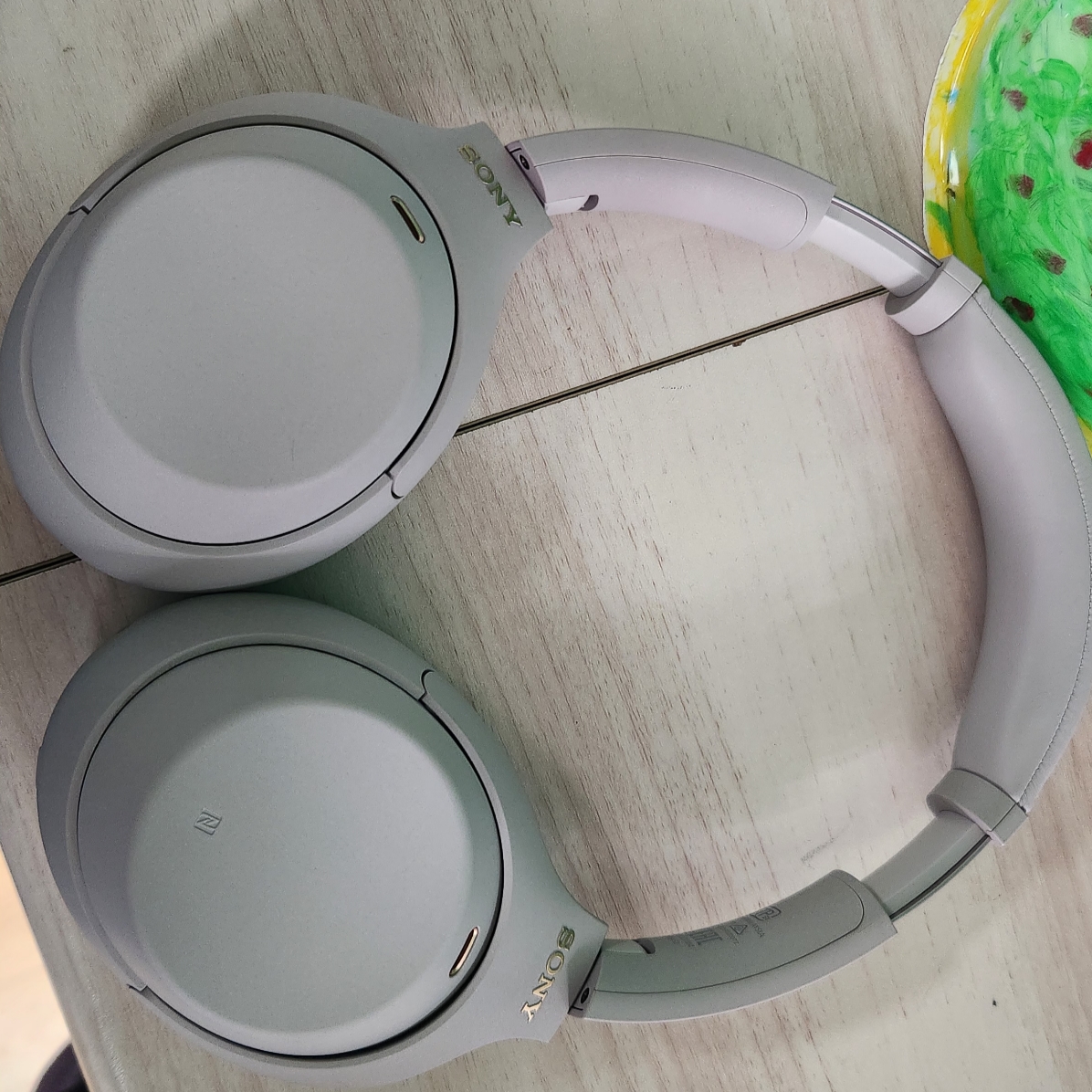 Sony WH-1000XM4 Platinum Silver (Korean Ver.) 착용 스타일 - 1