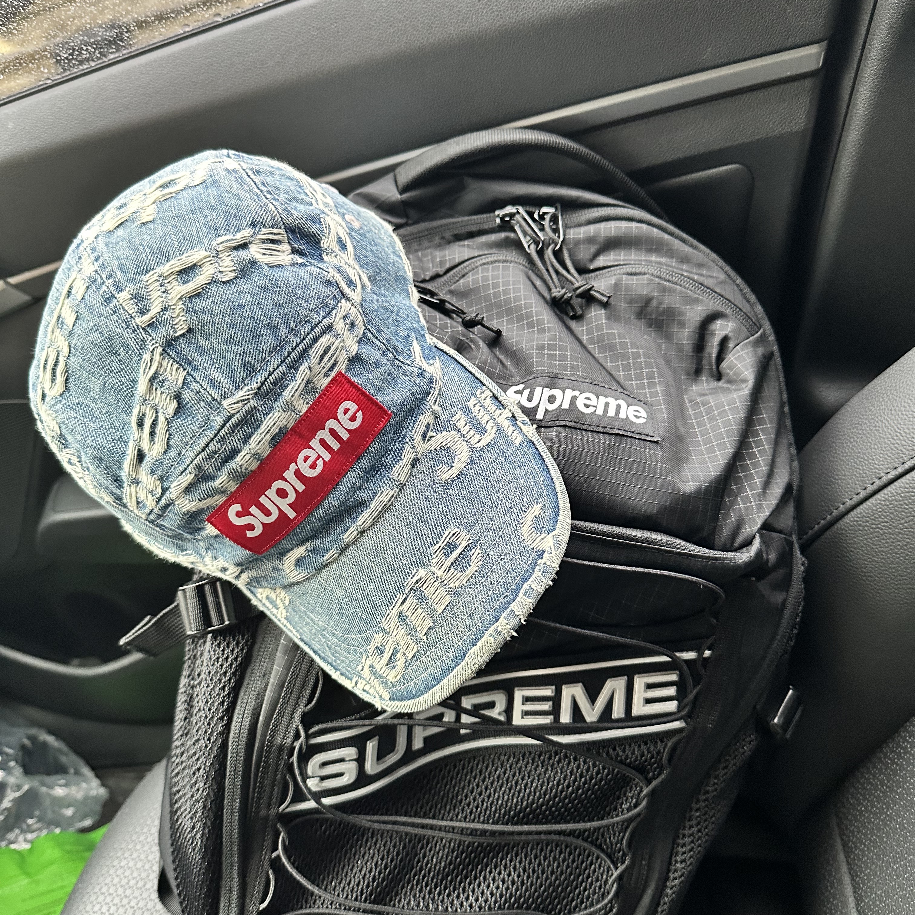 Supreme Backpack Black - 23FW, Supreme Frayed Logos Denim Camp Cap Blue - 21SS 착용 스타일