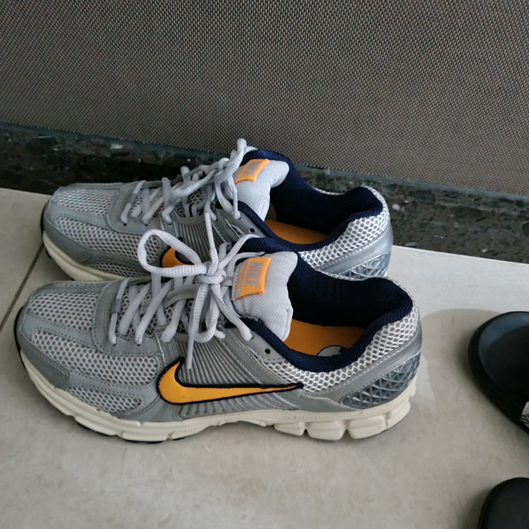 Nike Zoom Vomero 5 Pure Platinum and Laser Orange 착용 스타일