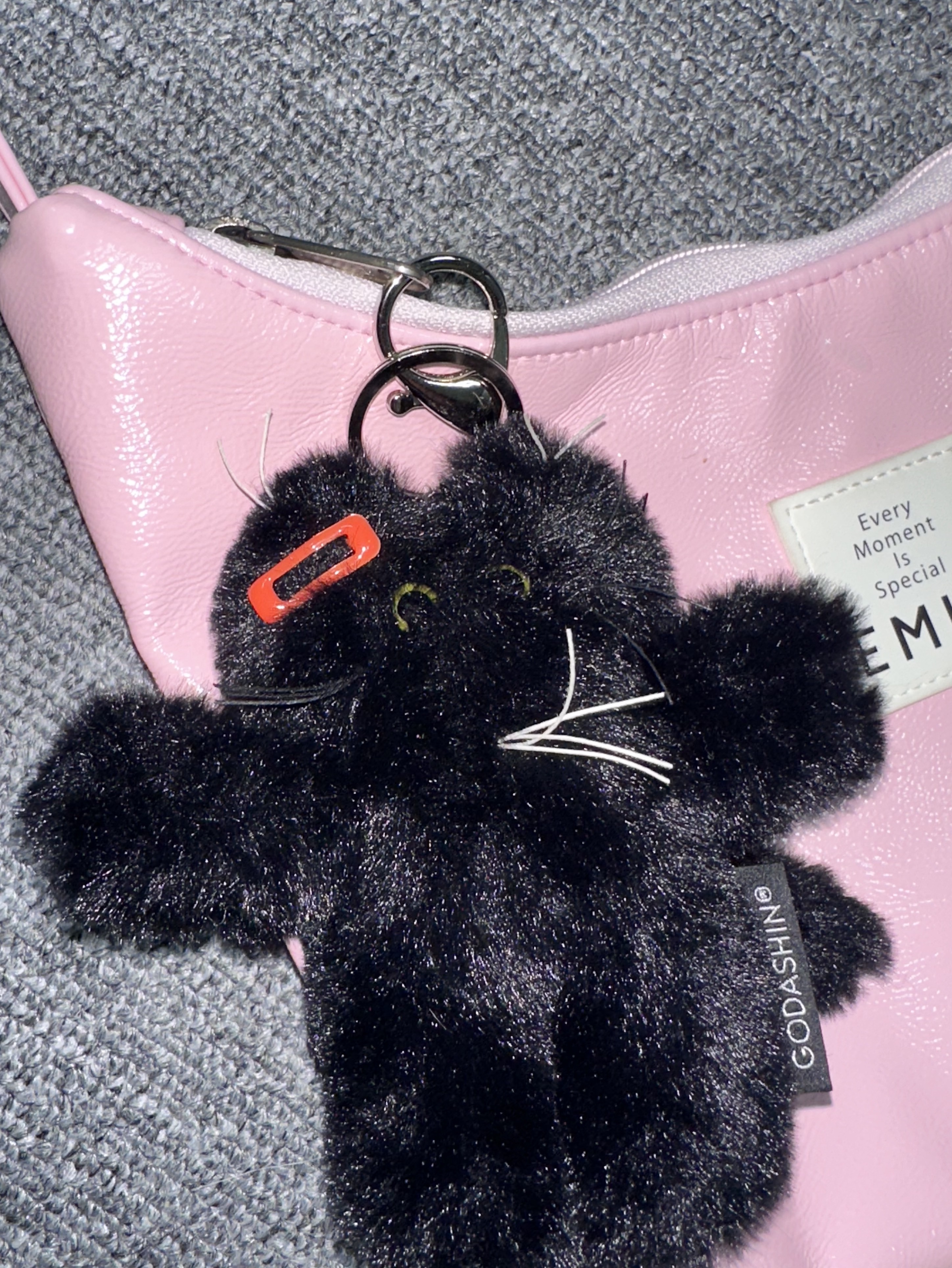Glowny I'm Lony Keyring, Jellycat Bashful Bunny Bag Charm Pink 착용 스타일 - 3