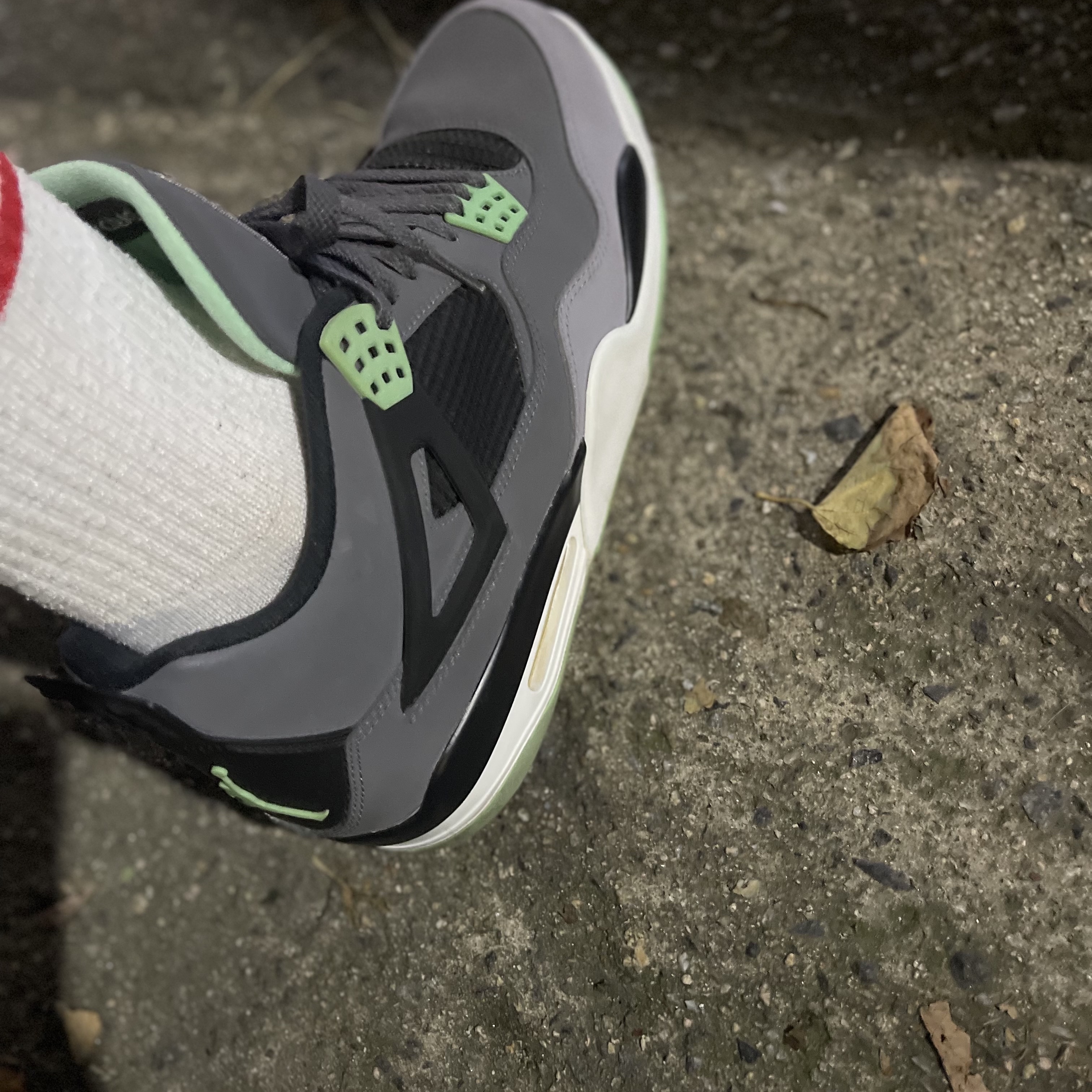 Jordan 4 Retro Green Glow 착용 스타일 - 3