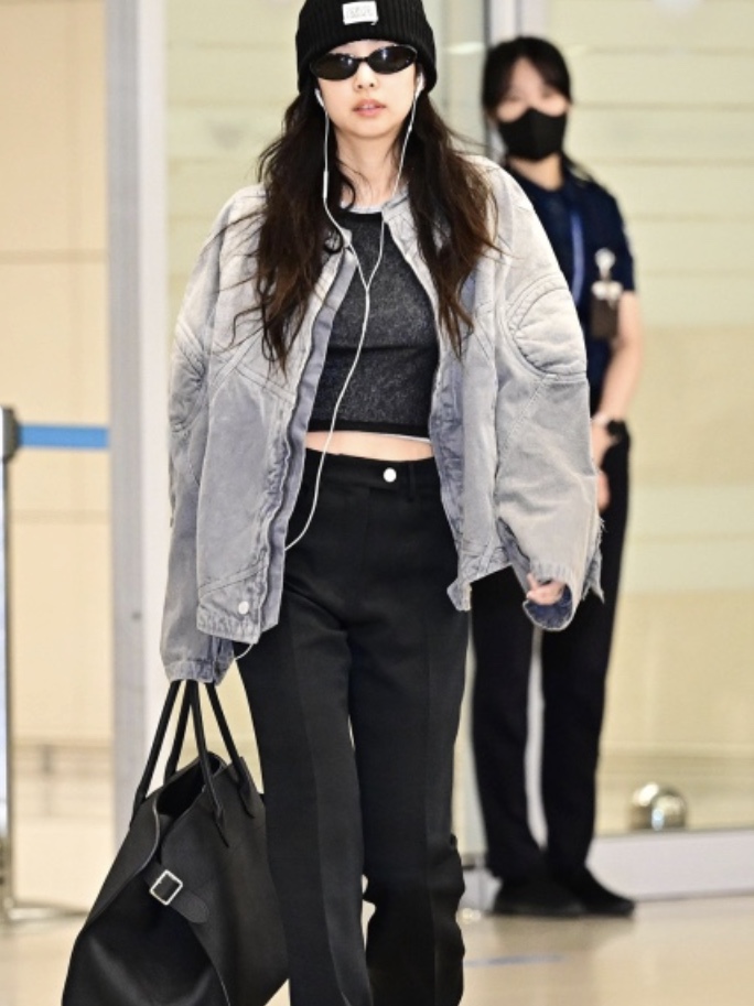 The Row Soft Margaux 17 bag in Leather Black 착용 스타일