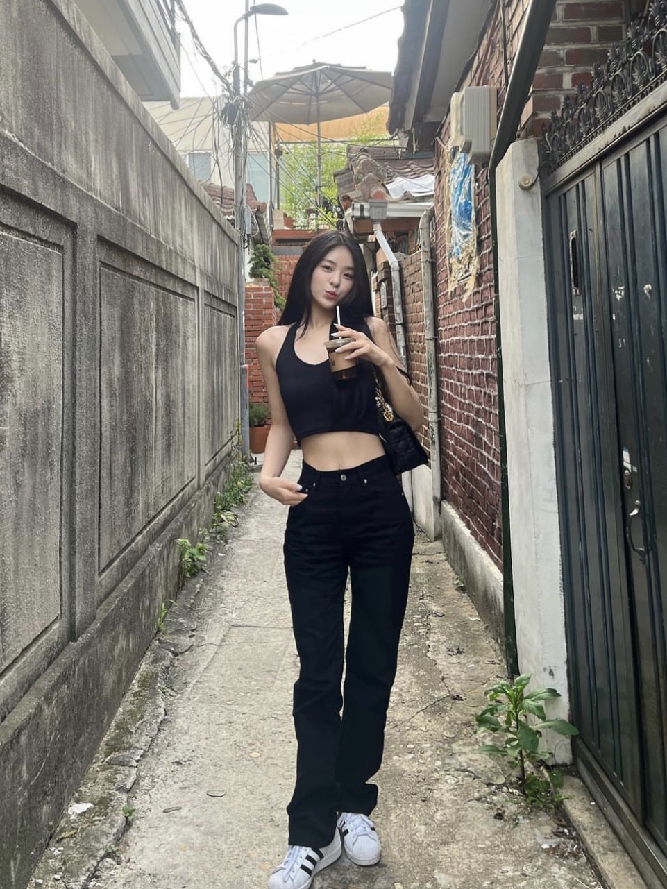 Adidas Superstar White Black 착용 스타일 - 1