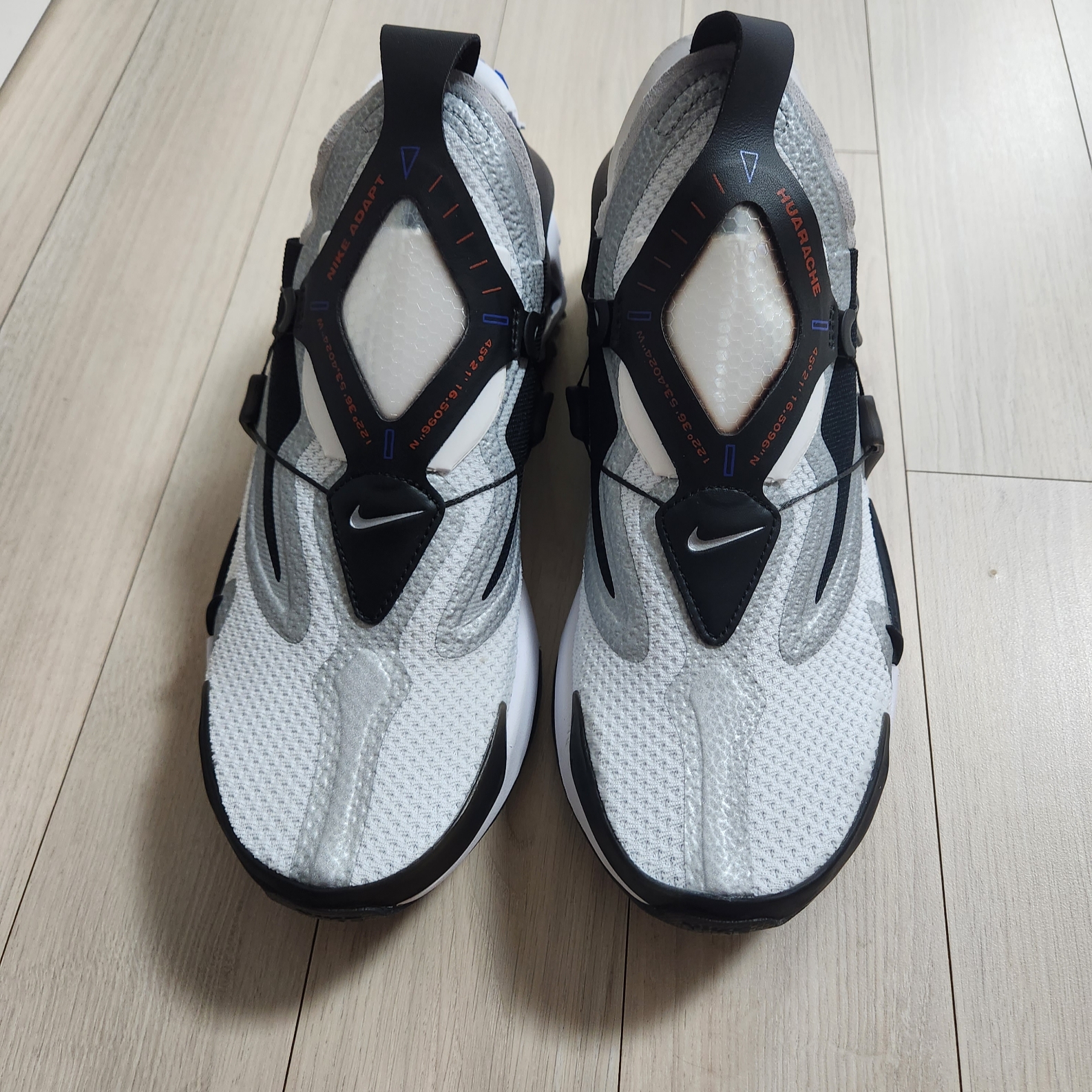 Nike Adapt Huarache White Black (KR Charger) 착용 스타일 - 3