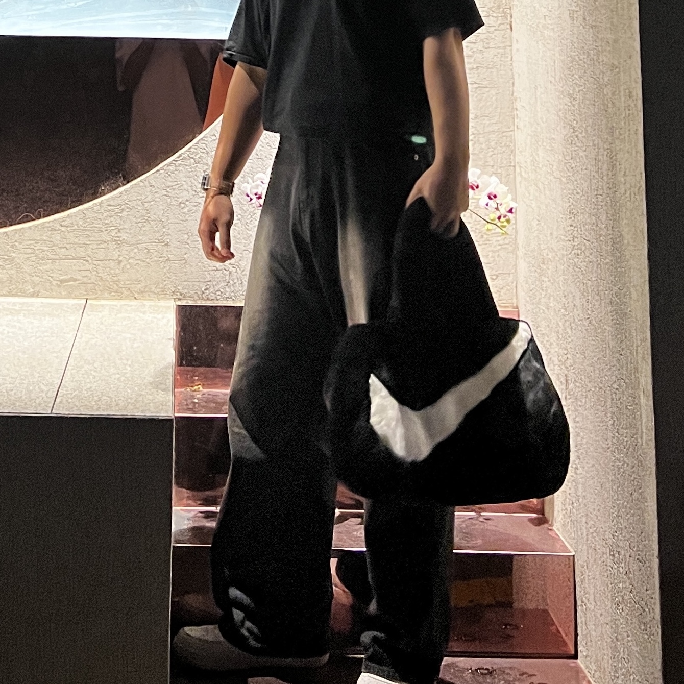 Nike NSW Faux Fur Tote Bag Black 착용 스타일