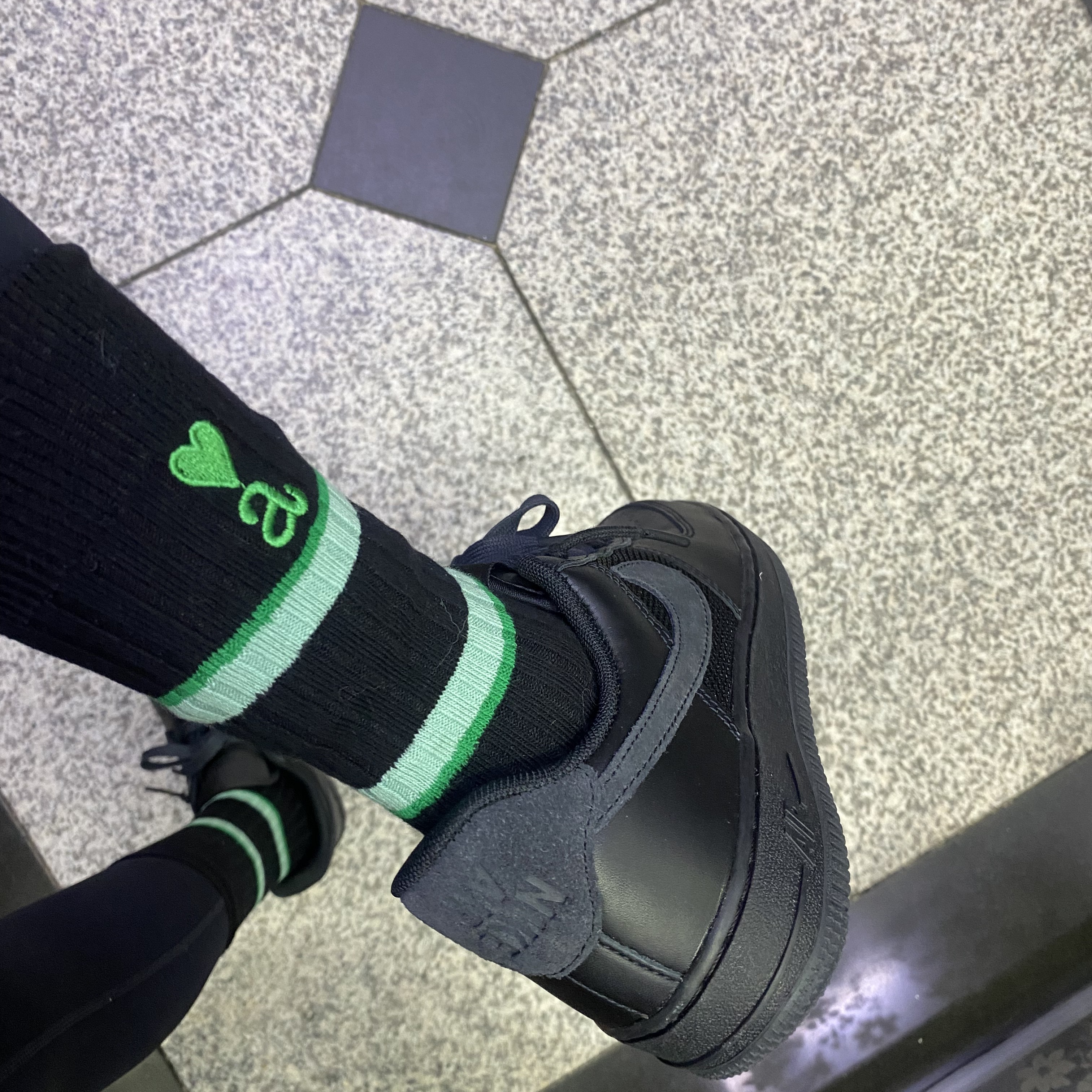 Nike x Slam Jam Air Force 1 Low SP Black Off Noir, AMI de Coeur Striped Socks Black Green 착용 스타일